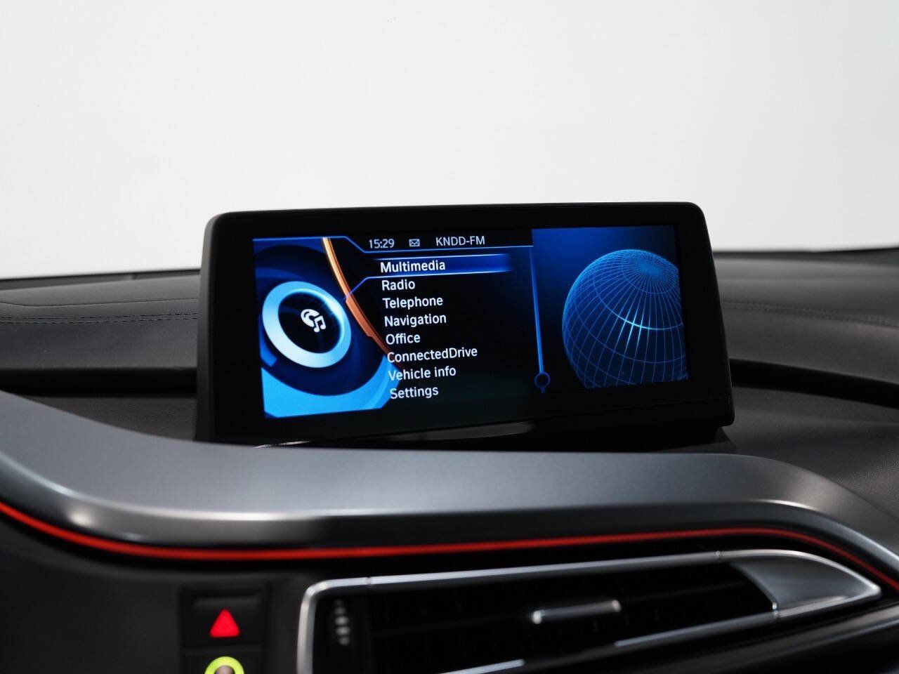 CRYSTAL WHITE PEARL METALLIC, 2015 BMW I8 Image 36