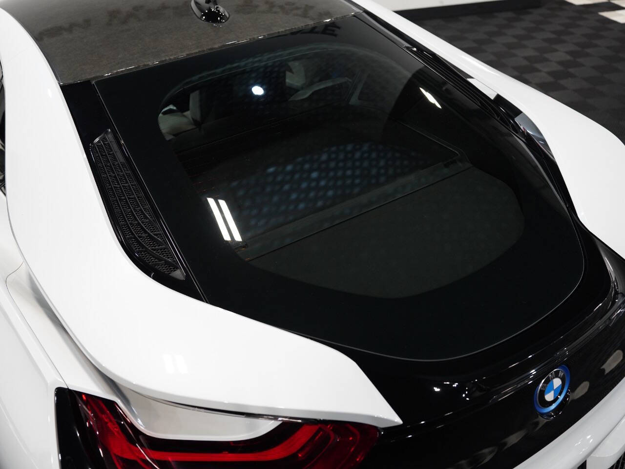 CRYSTAL WHITE PEARL METALLIC, 2015 BMW I8 Image 18