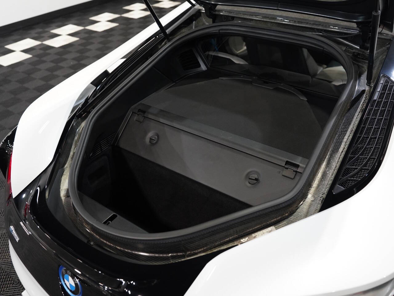CRYSTAL WHITE PEARL METALLIC, 2015 BMW I8 Image 43