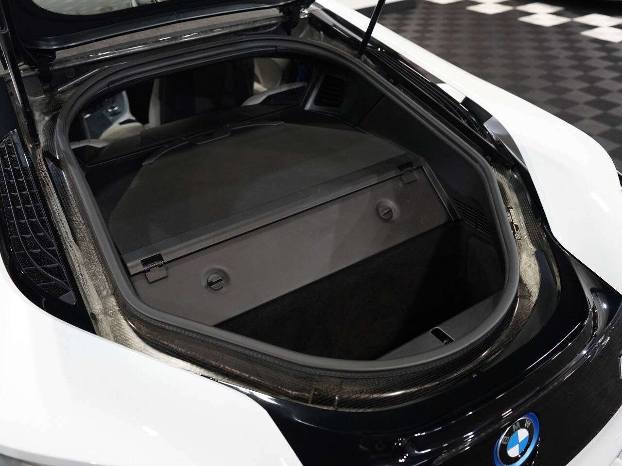 CRYSTAL WHITE PEARL METALLIC, 2015 BMW I8 Image 41