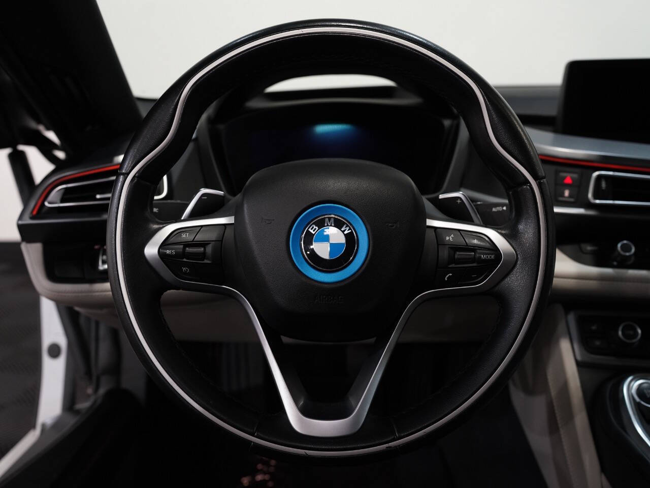 CRYSTAL WHITE PEARL METALLIC, 2015 BMW I8 Image 32