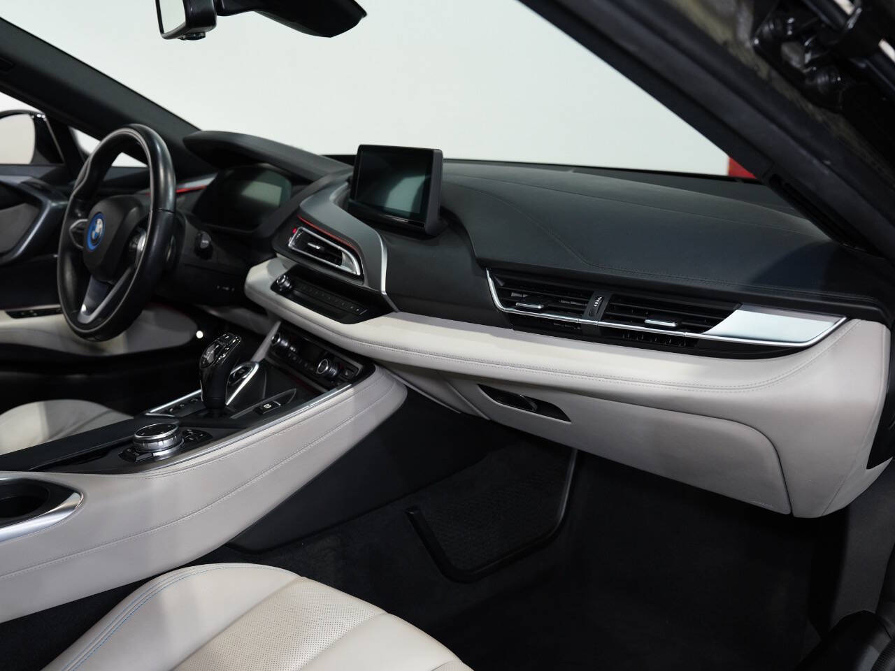 CRYSTAL WHITE PEARL METALLIC, 2015 BMW I8 Image 30