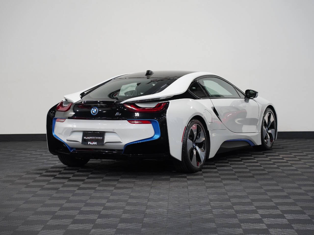 CRYSTAL WHITE PEARL METALLIC, 2015 BMW I8 Image 6