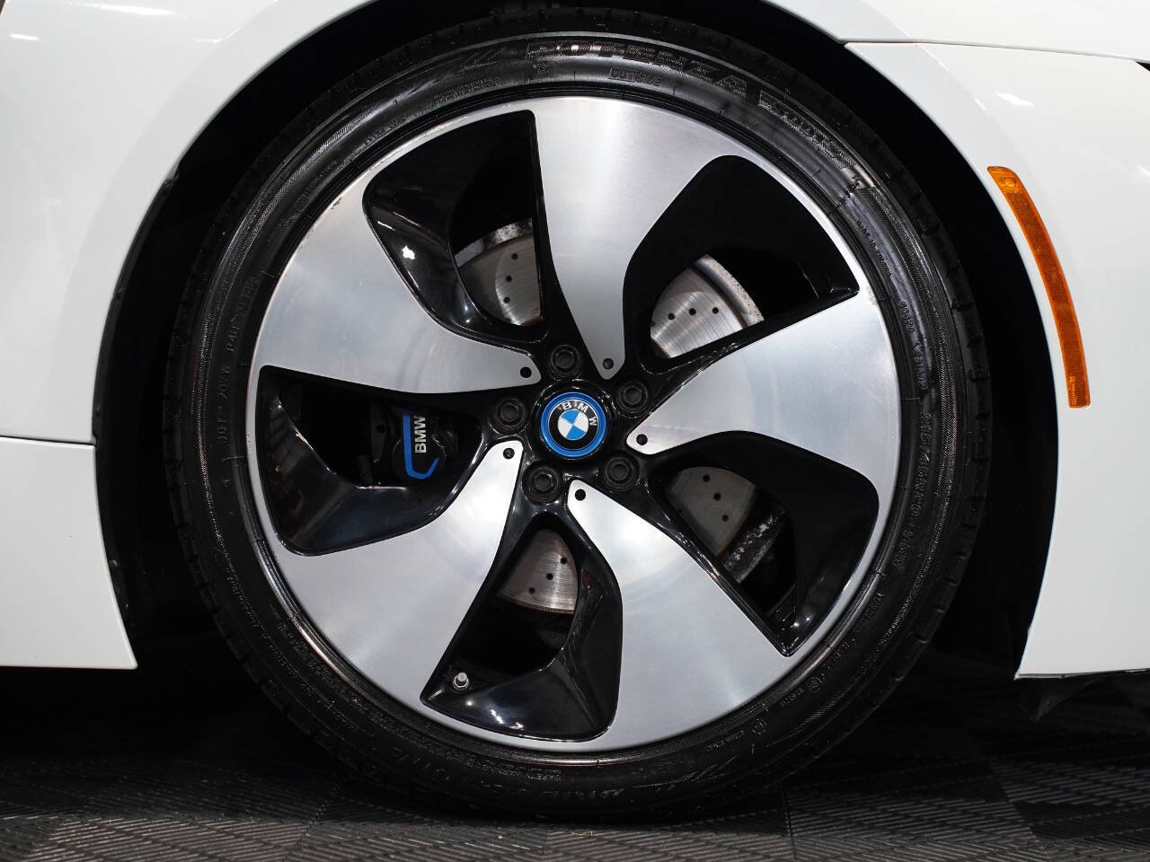 CRYSTAL WHITE PEARL METALLIC, 2015 BMW I8 Image 45