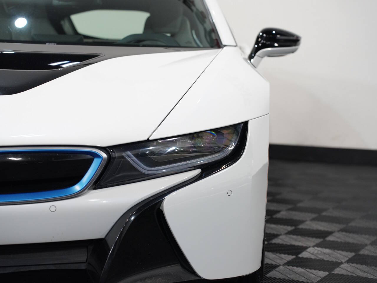 CRYSTAL WHITE PEARL METALLIC, 2015 BMW I8 Image 10
