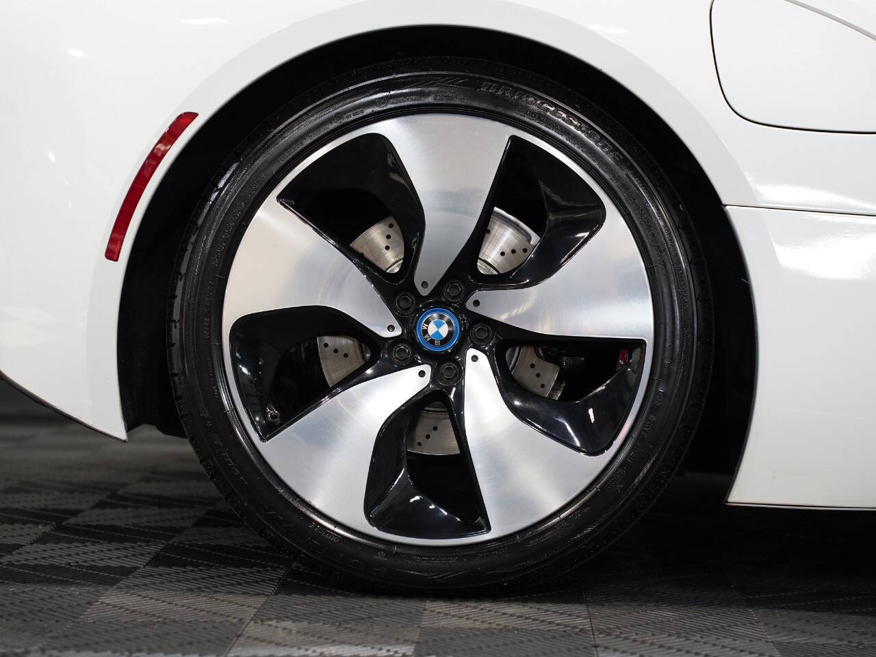 CRYSTAL WHITE PEARL METALLIC, 2015 BMW I8 Image 44