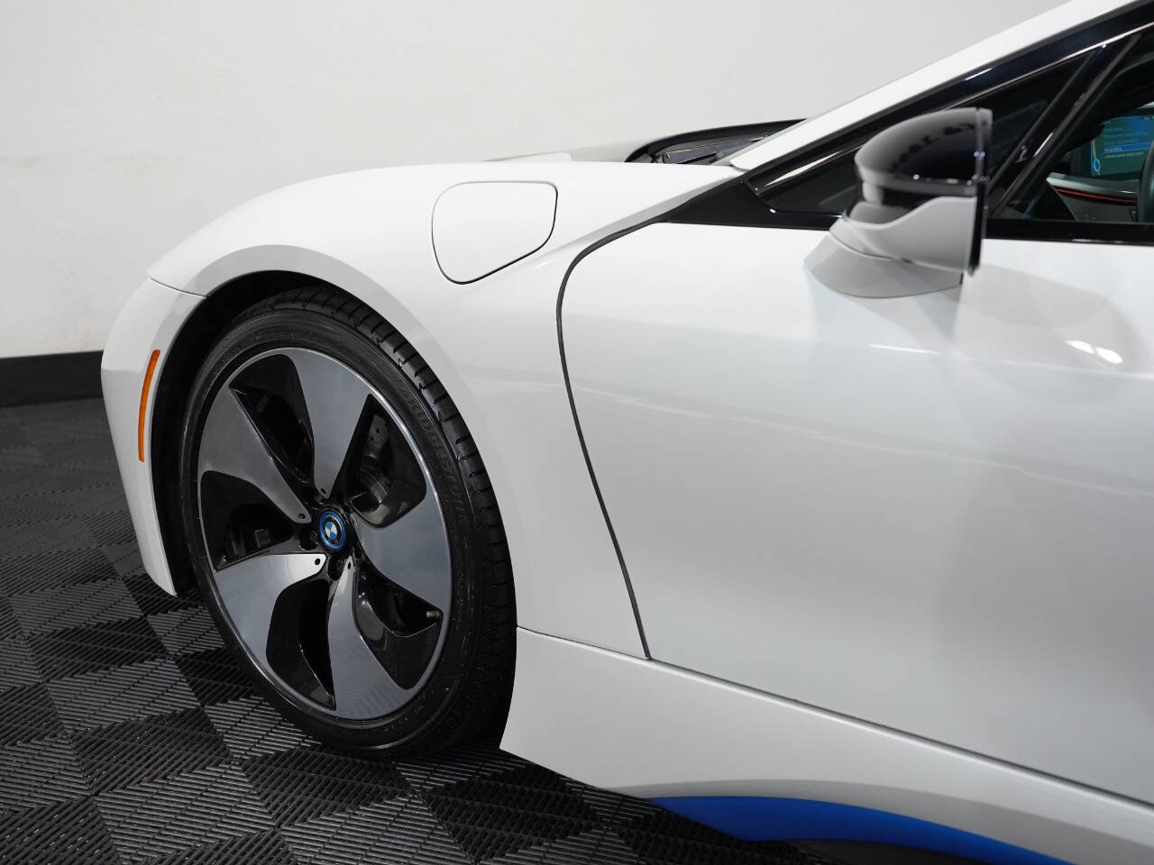 CRYSTAL WHITE PEARL METALLIC, 2015 BMW I8 Image 19