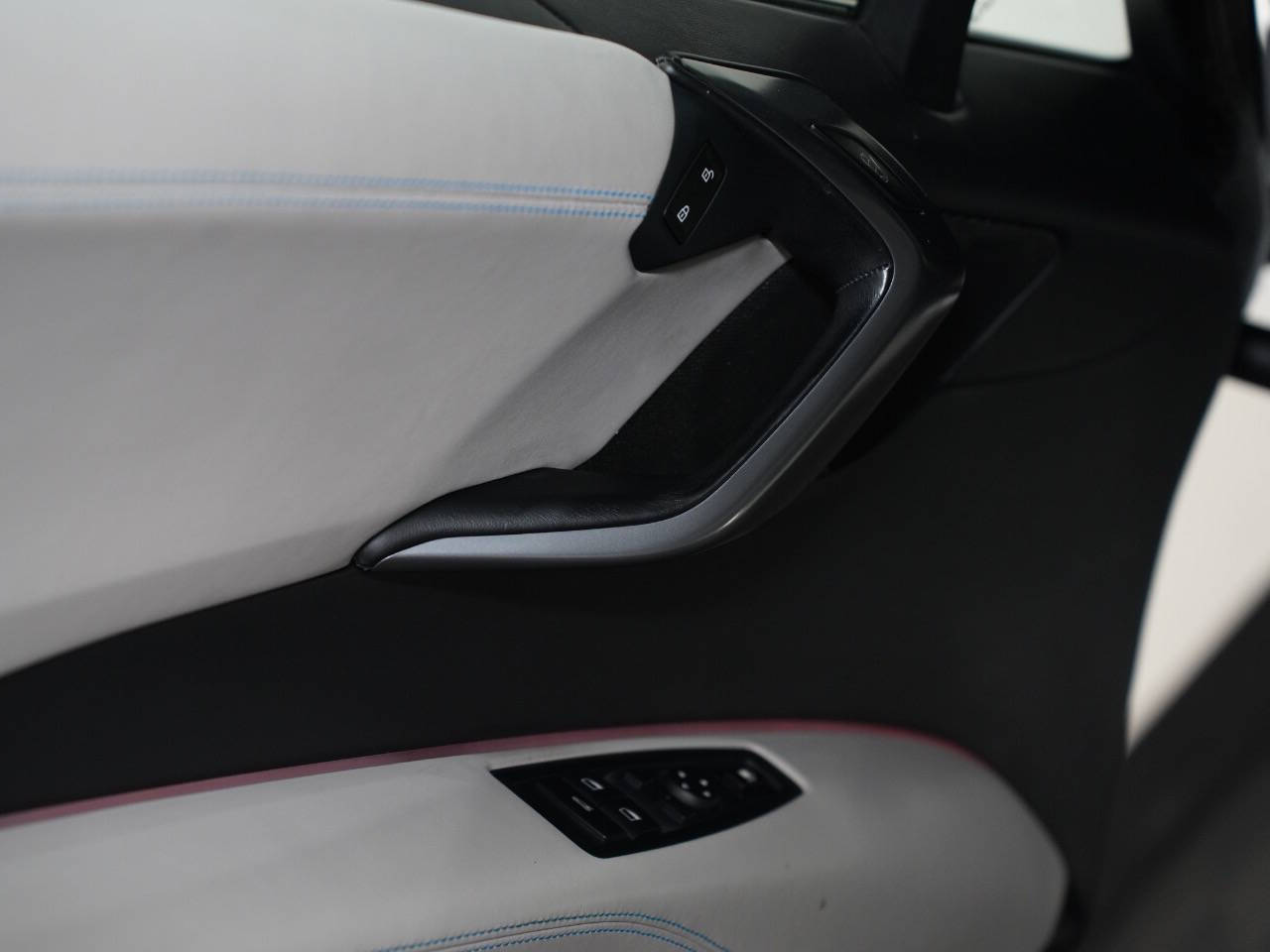 CRYSTAL WHITE PEARL METALLIC, 2015 BMW I8 Image 21