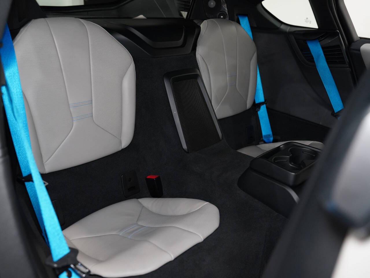 CRYSTAL WHITE PEARL METALLIC, 2015 BMW I8 Image 31