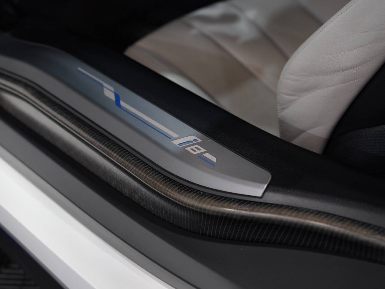 CRYSTAL WHITE PEARL METALLIC, 2015 BMW I8 Image 24
