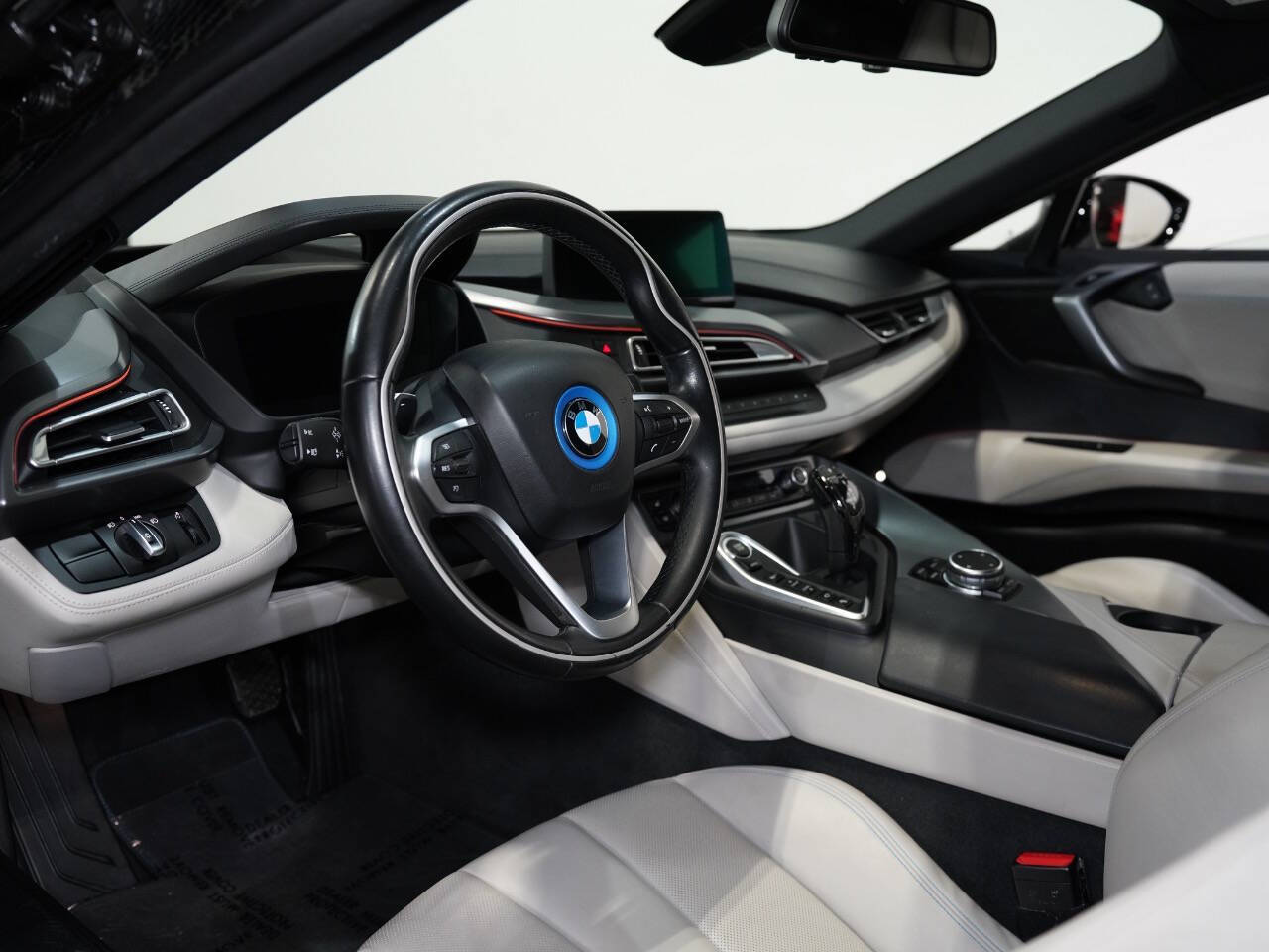 CRYSTAL WHITE PEARL METALLIC, 2015 BMW I8 Image 27