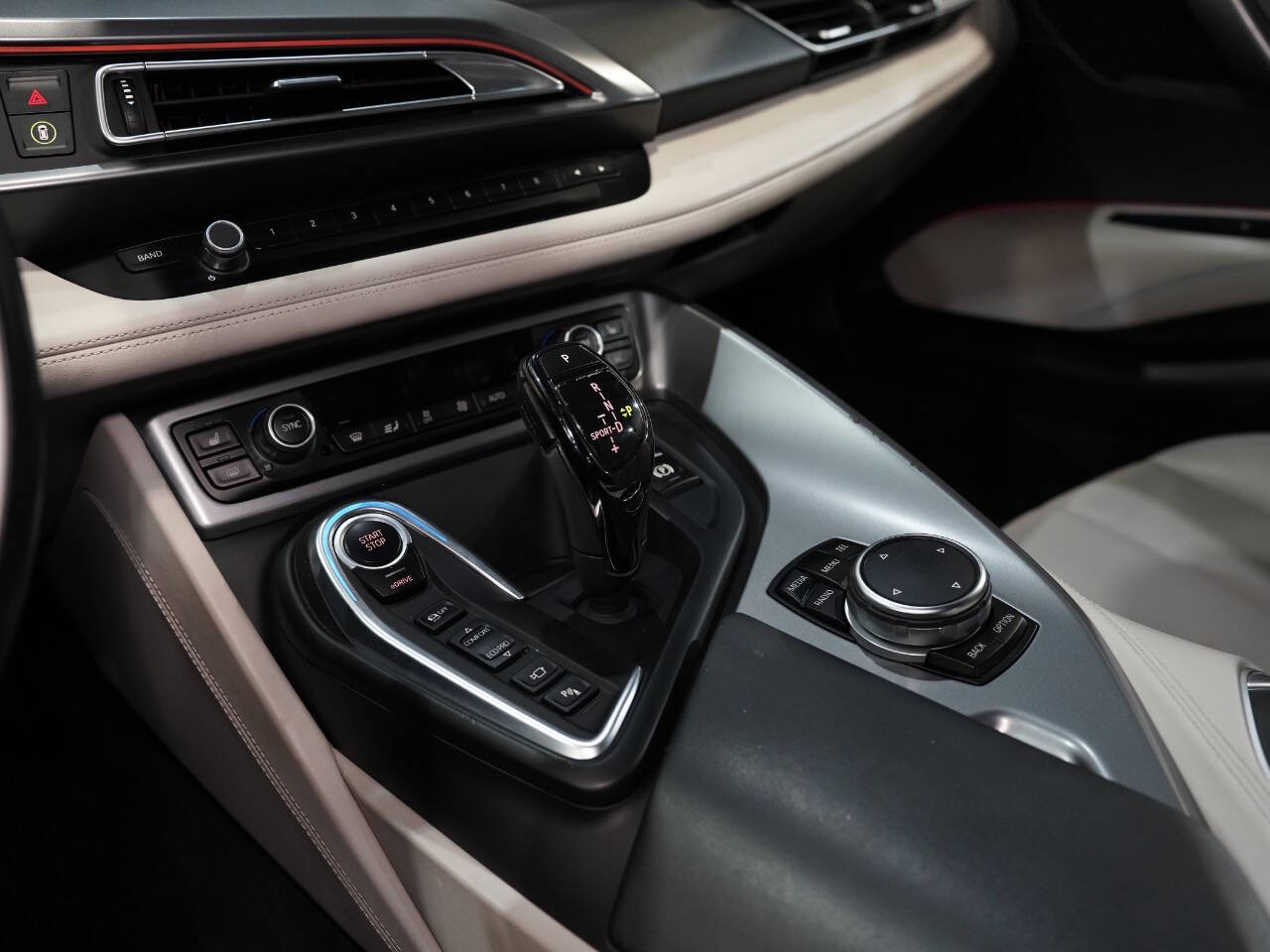 CRYSTAL WHITE PEARL METALLIC, 2015 BMW I8 Image 38