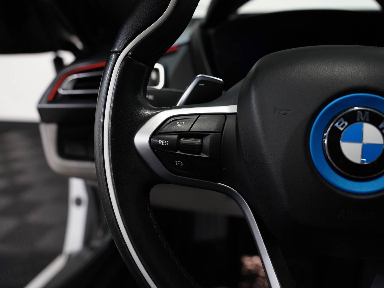 CRYSTAL WHITE PEARL METALLIC, 2015 BMW I8 Image 33
