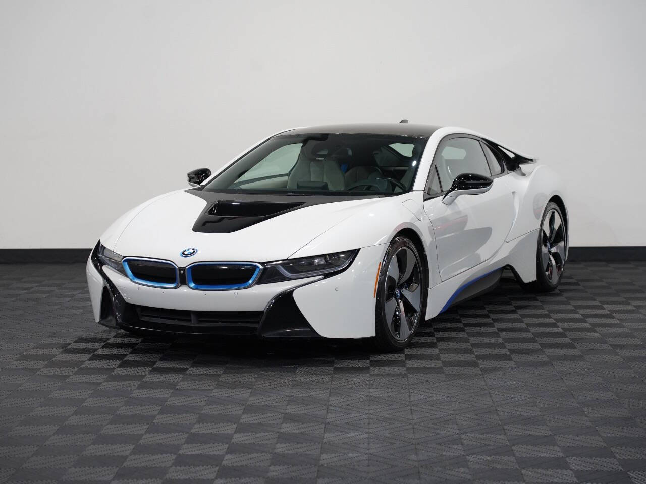 CRYSTAL WHITE PEARL METALLIC, 2015 BMW I8 Image 3