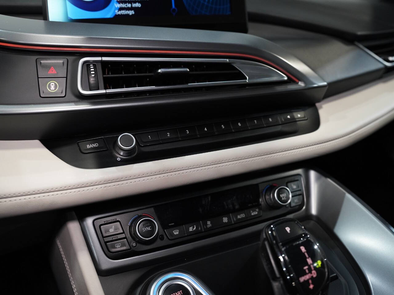 CRYSTAL WHITE PEARL METALLIC, 2015 BMW I8 Image 37
