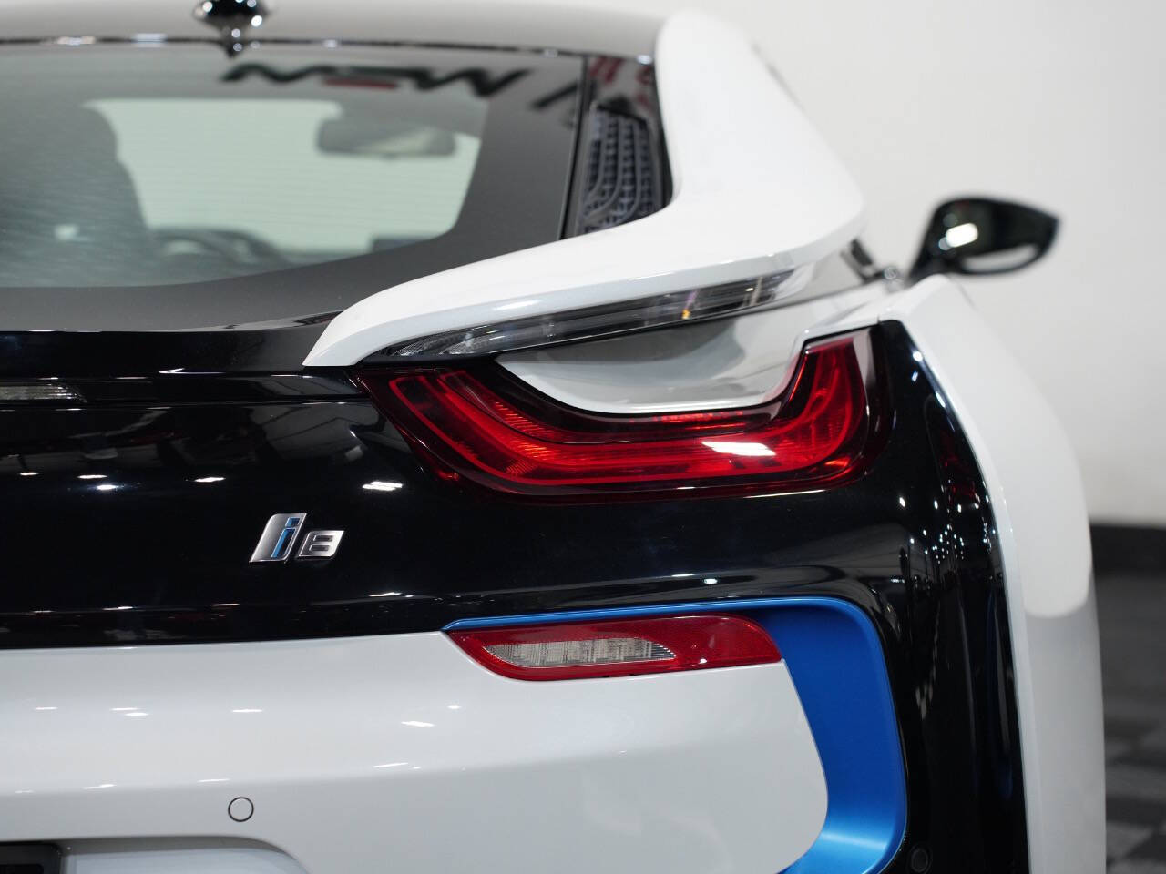 CRYSTAL WHITE PEARL METALLIC, 2015 BMW I8 Image 17
