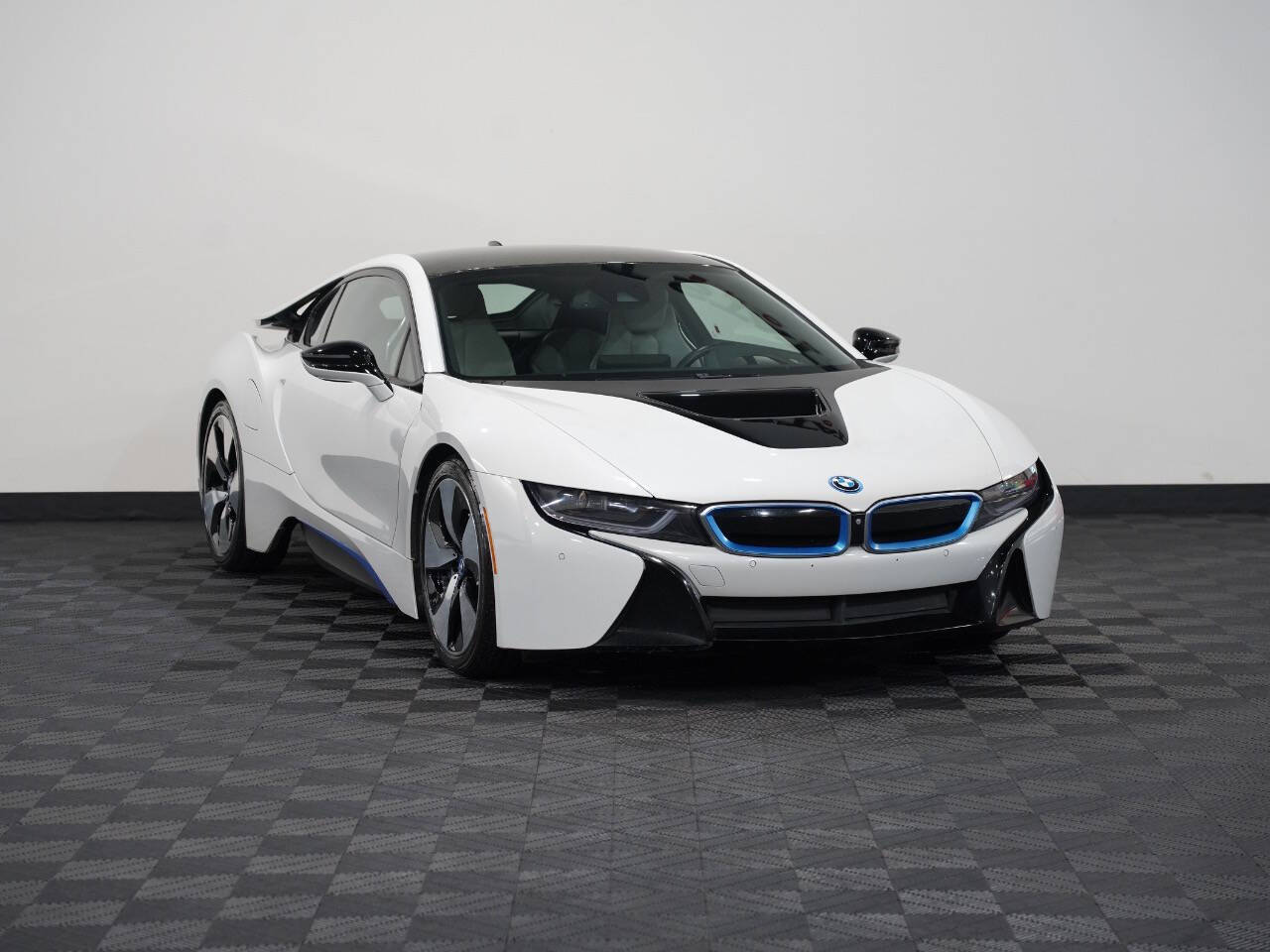 CRYSTAL WHITE PEARL METALLIC, 2015 BMW I8 Image 5
