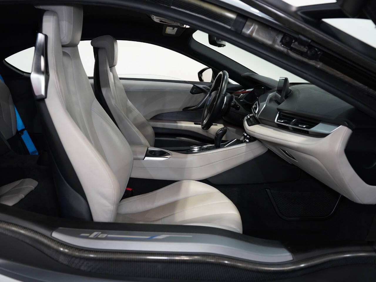 CRYSTAL WHITE PEARL METALLIC, 2015 BMW I8 Image 29