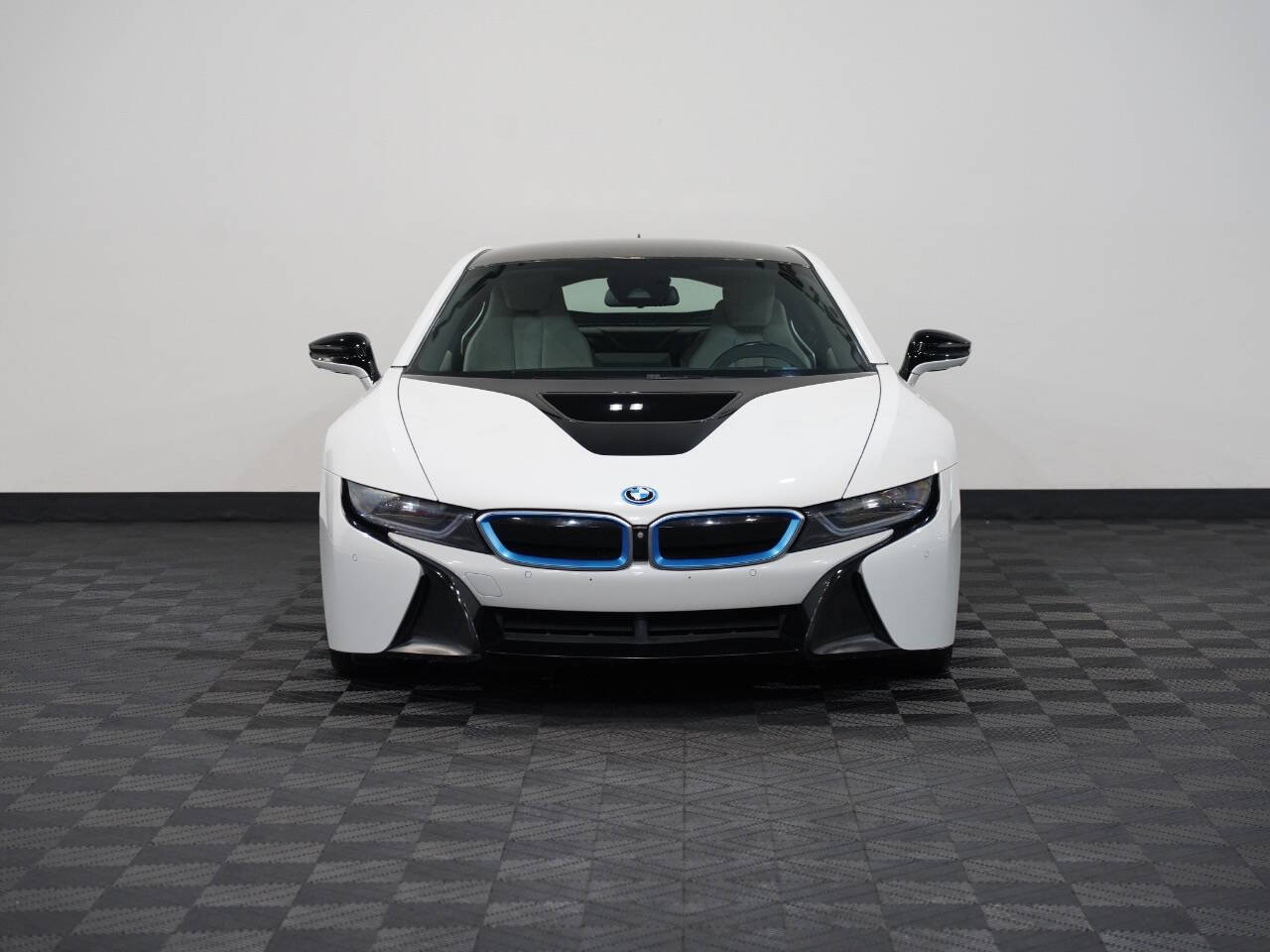 CRYSTAL WHITE PEARL METALLIC, 2015 BMW I8 Image 4