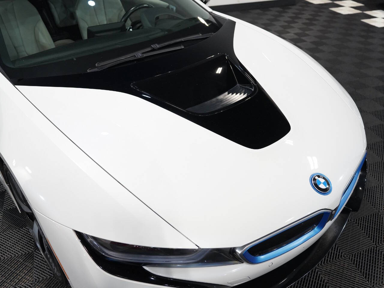 CRYSTAL WHITE PEARL METALLIC, 2015 BMW I8 Image 12