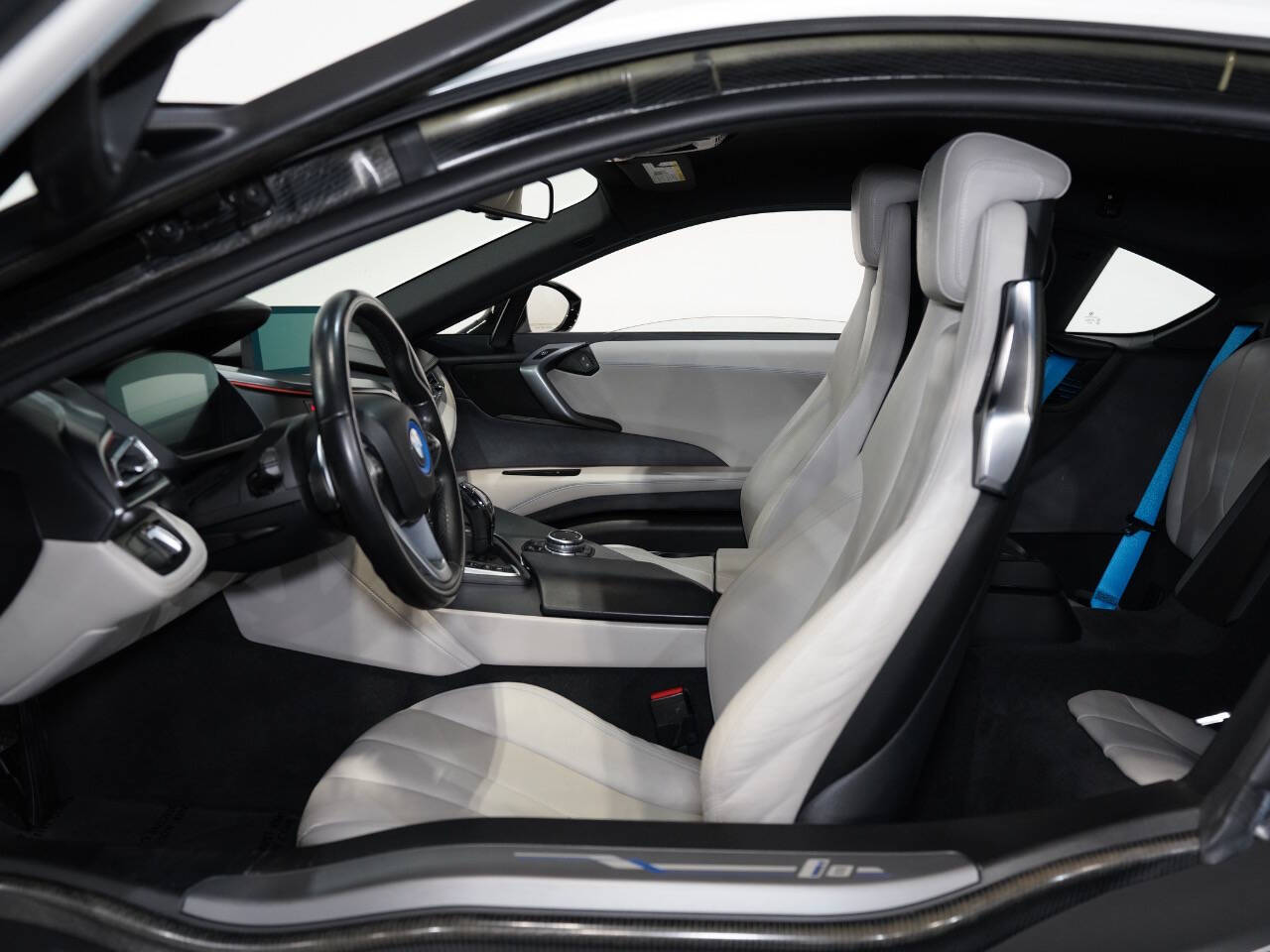 CRYSTAL WHITE PEARL METALLIC, 2015 BMW I8 Image 26
