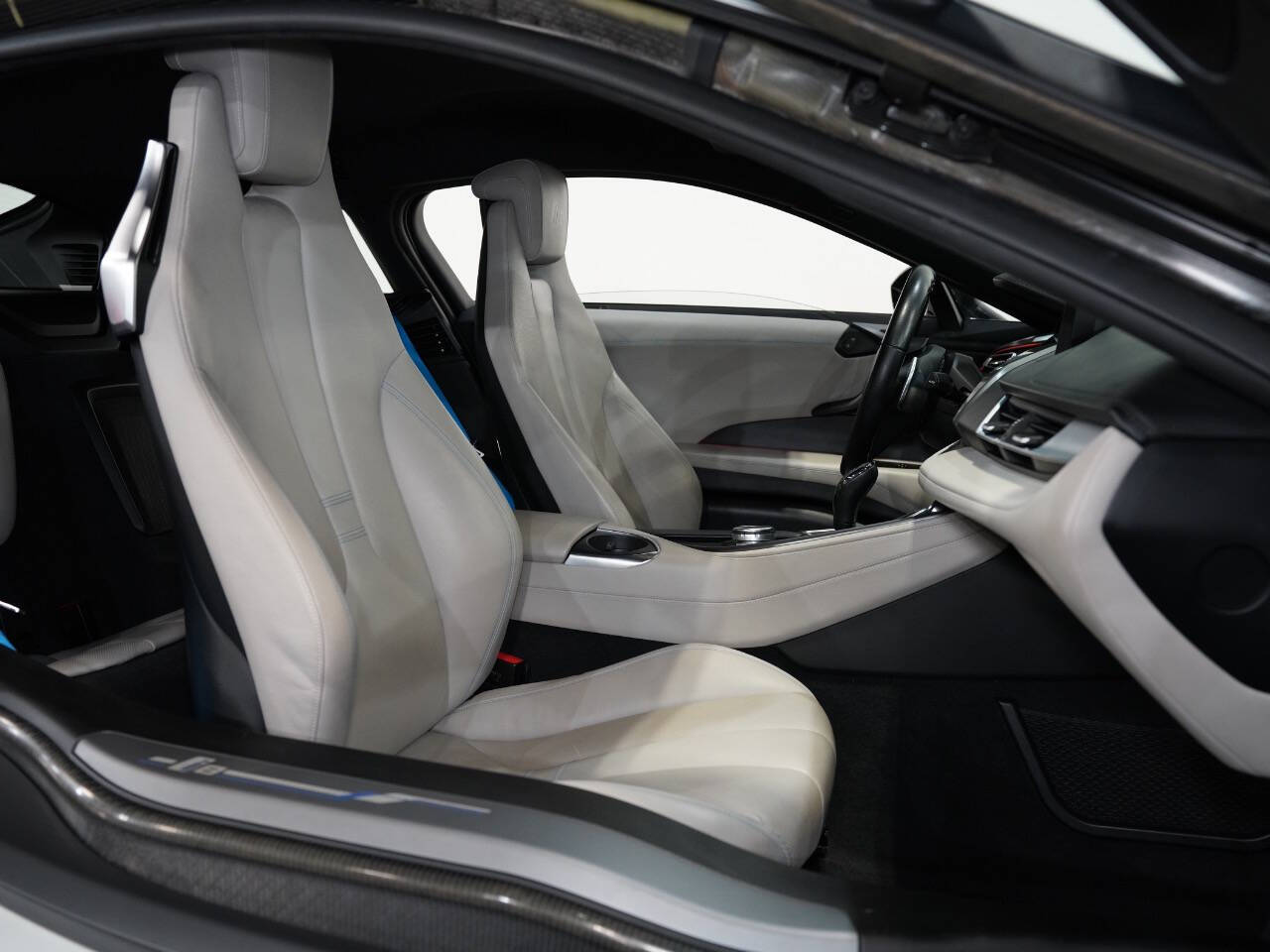 CRYSTAL WHITE PEARL METALLIC, 2015 BMW I8 Image 28