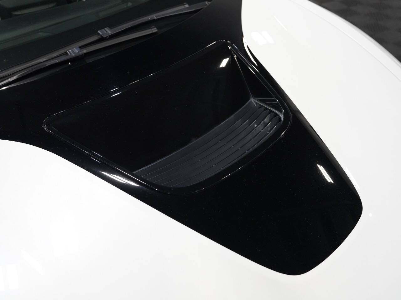CRYSTAL WHITE PEARL METALLIC, 2015 BMW I8 Image 13