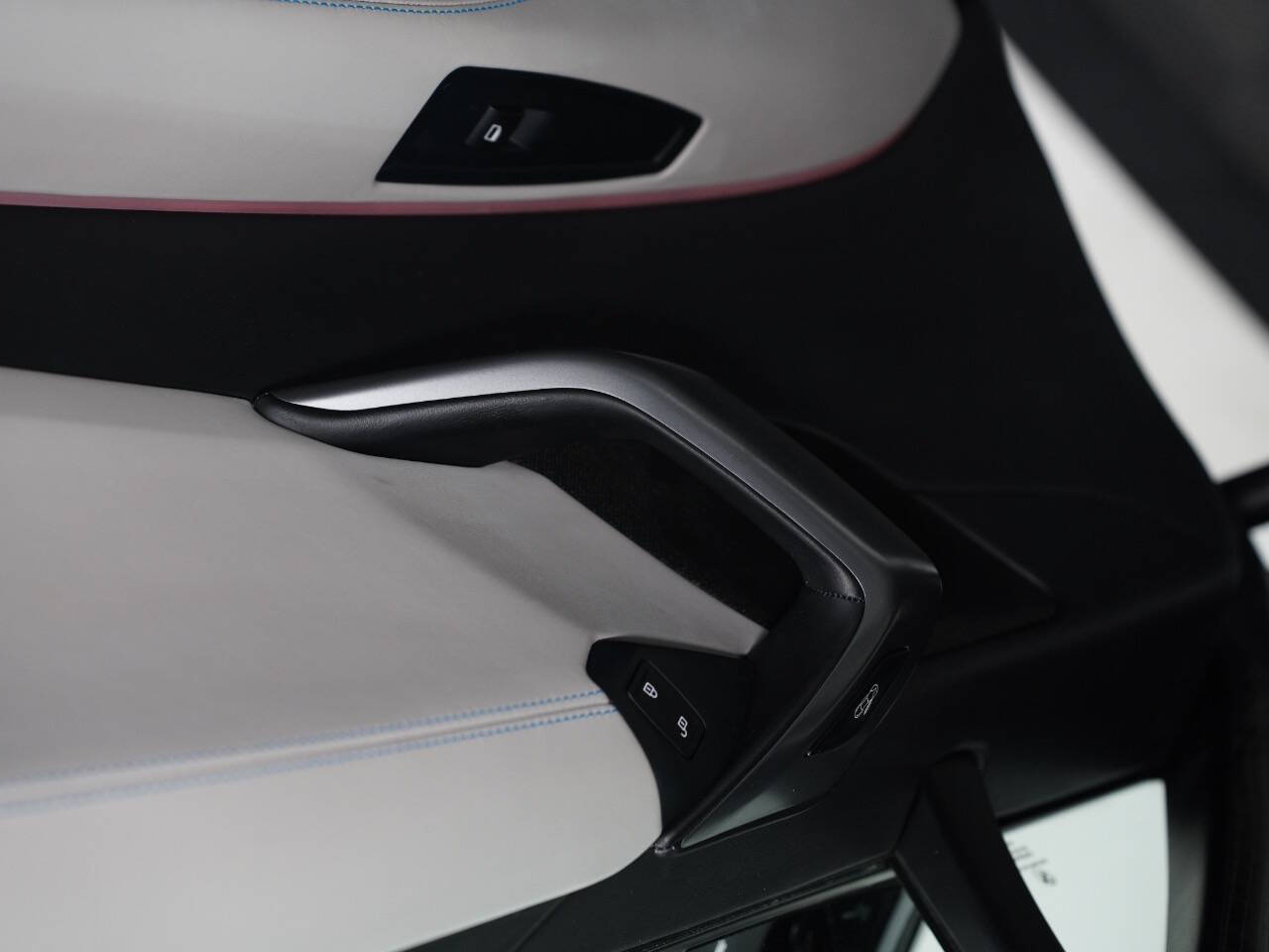 CRYSTAL WHITE PEARL METALLIC, 2015 BMW I8 Image 23