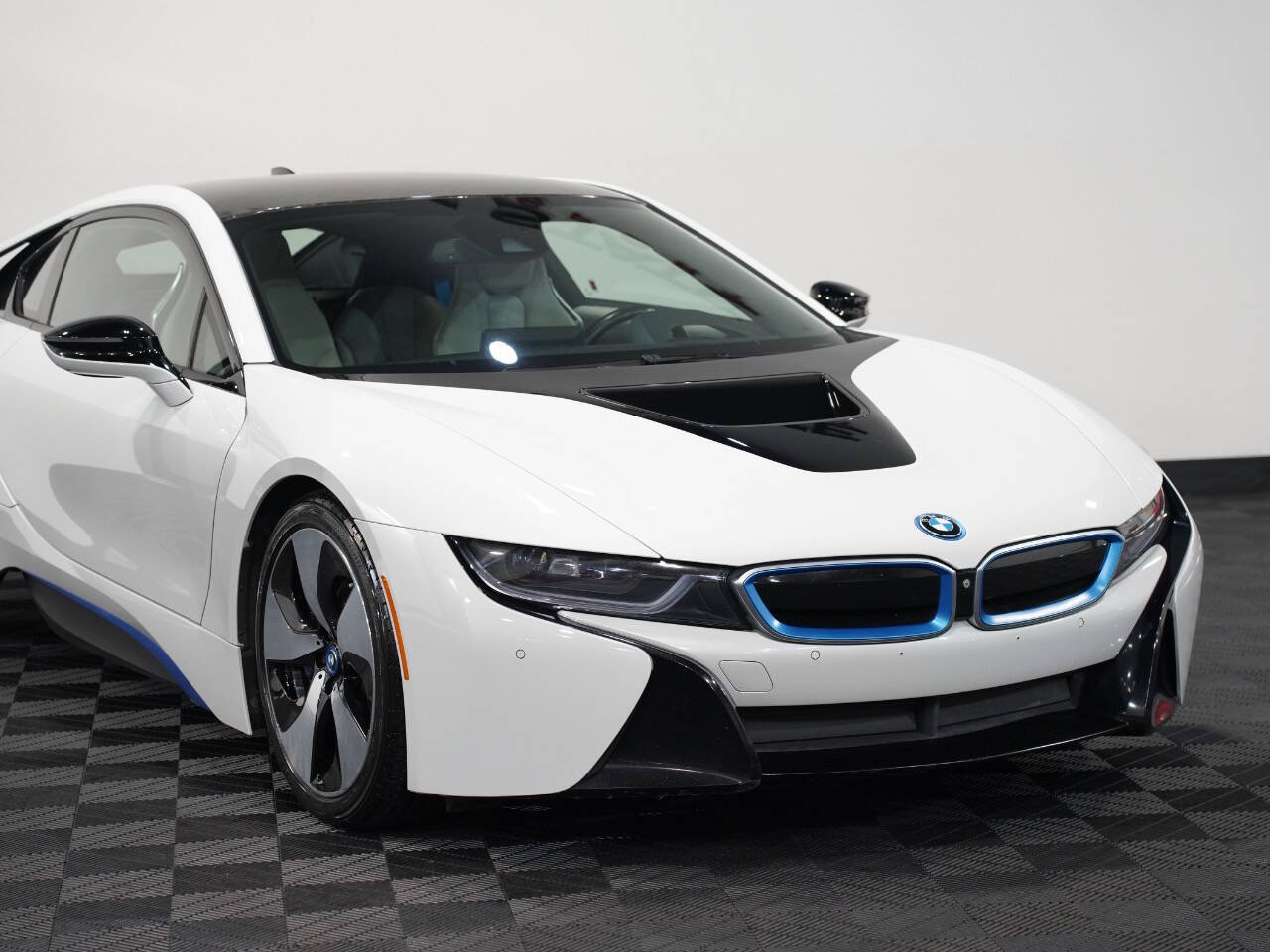 CRYSTAL WHITE PEARL METALLIC, 2015 BMW I8 Image 9