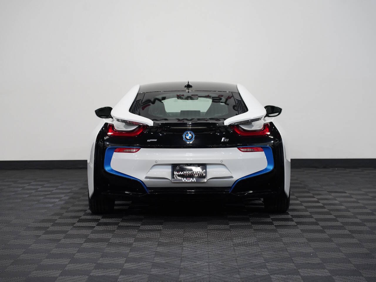 CRYSTAL WHITE PEARL METALLIC, 2015 BMW I8 Image 7