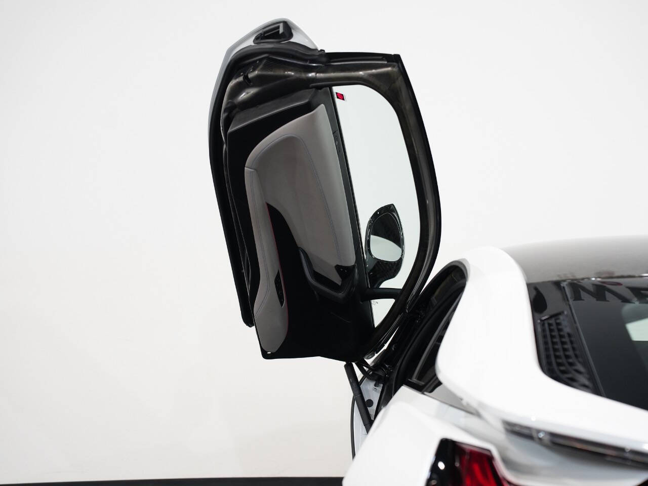 CRYSTAL WHITE PEARL METALLIC, 2015 BMW I8 Image 20