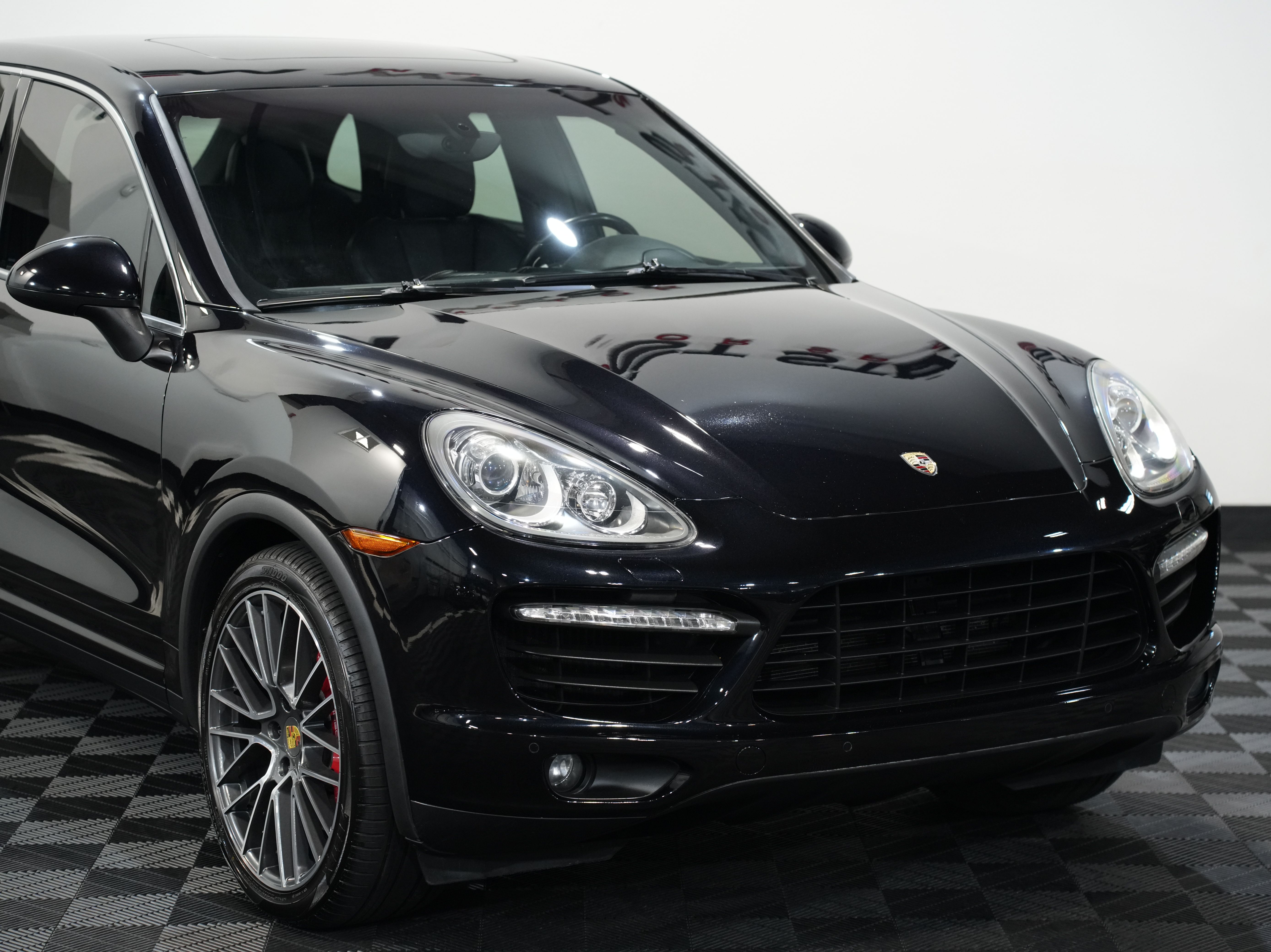 BLACK, 2011 PORSCHE CAYENNE Image 9
