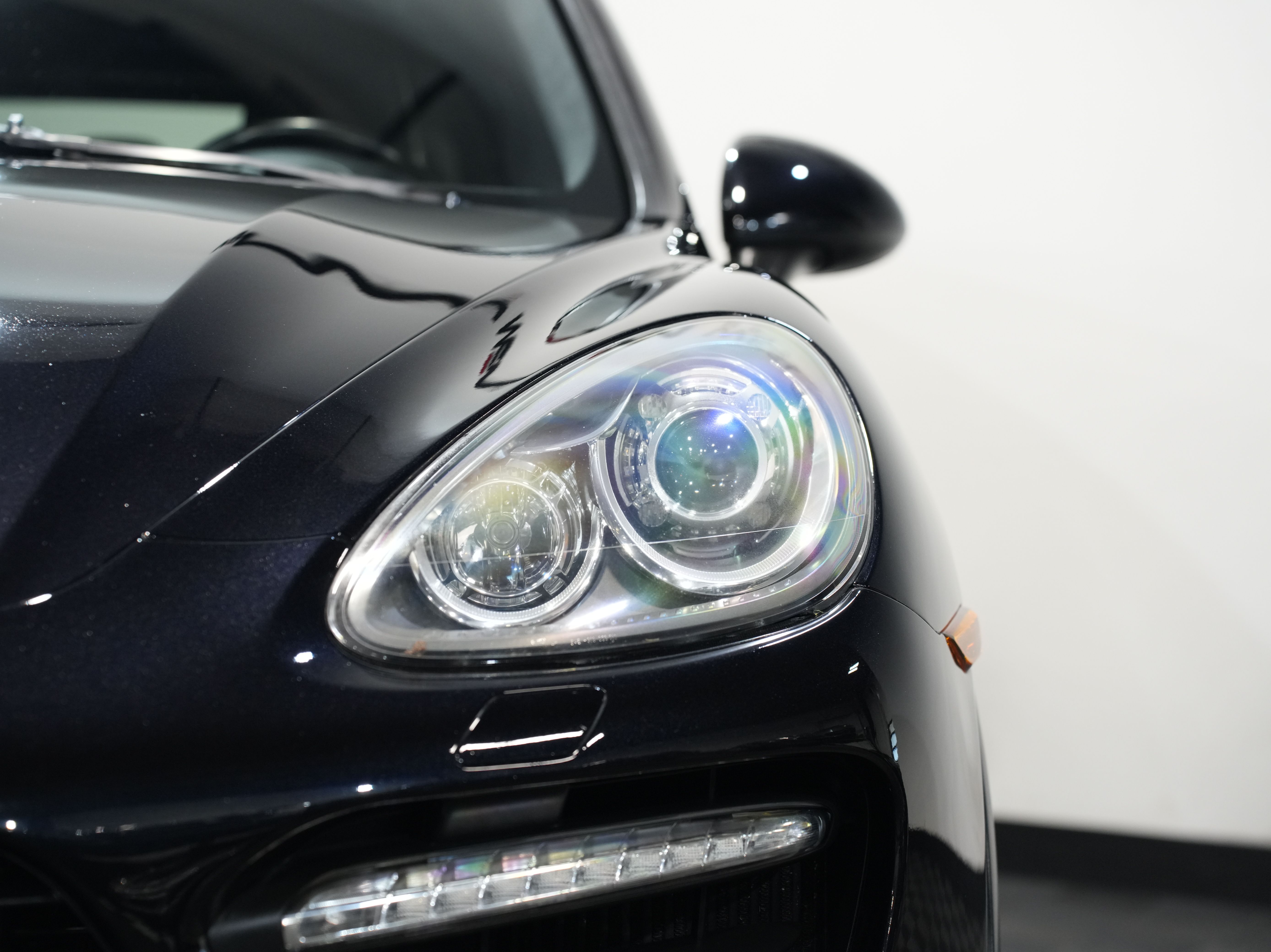 BLACK, 2011 PORSCHE CAYENNE Image 10
