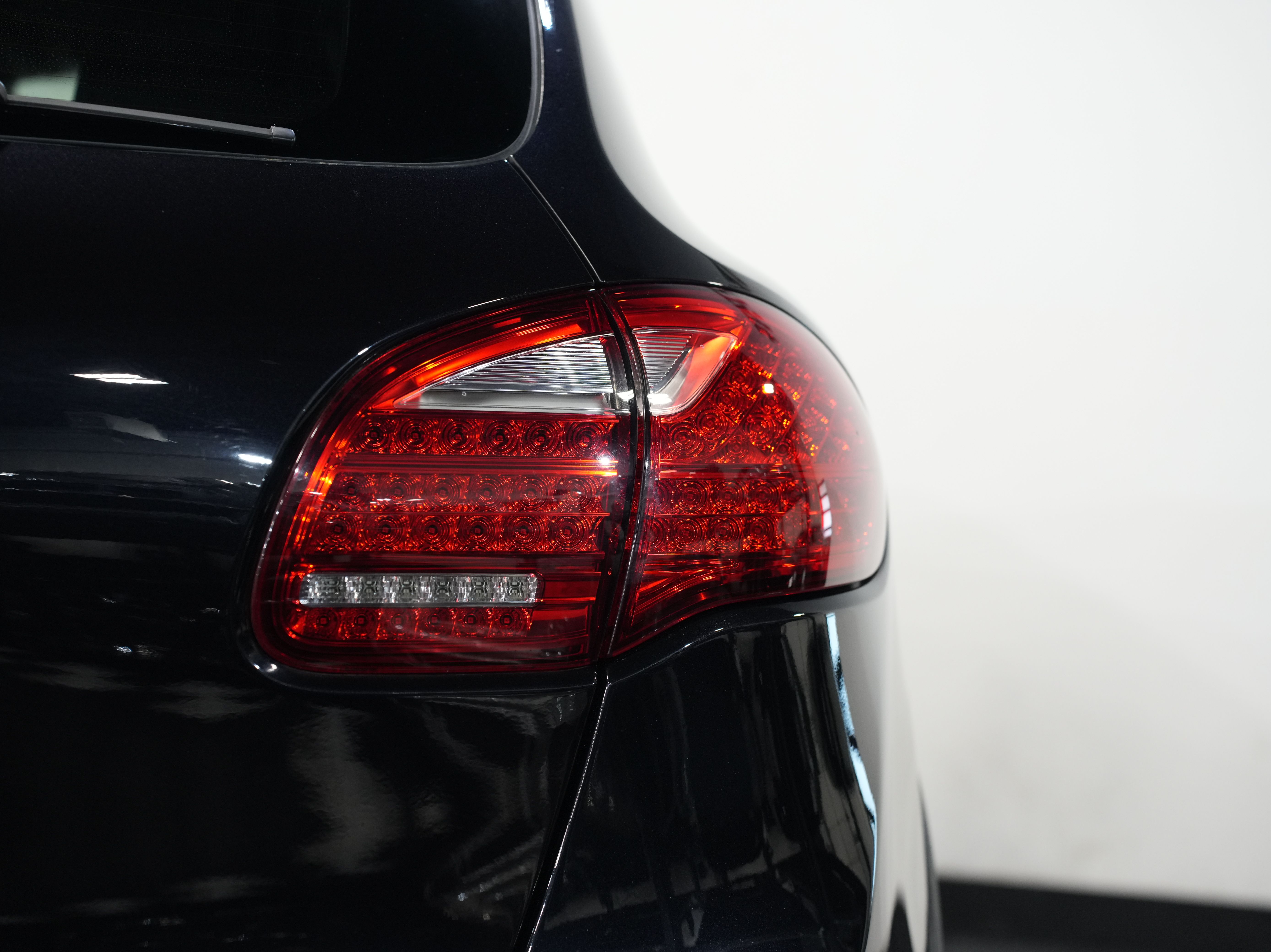 BLACK, 2011 PORSCHE CAYENNE Image 16