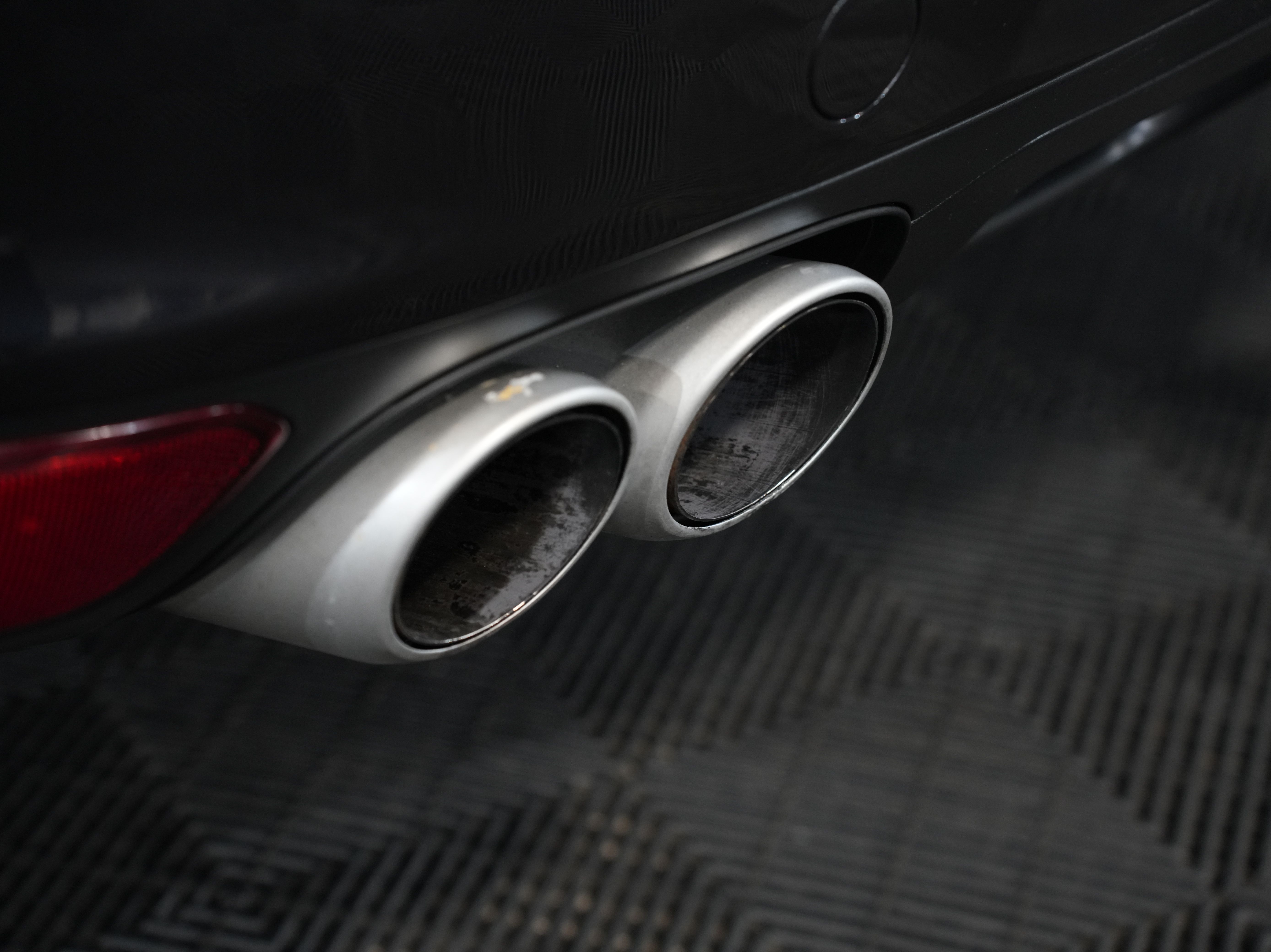 BLACK, 2011 PORSCHE CAYENNE Image 17