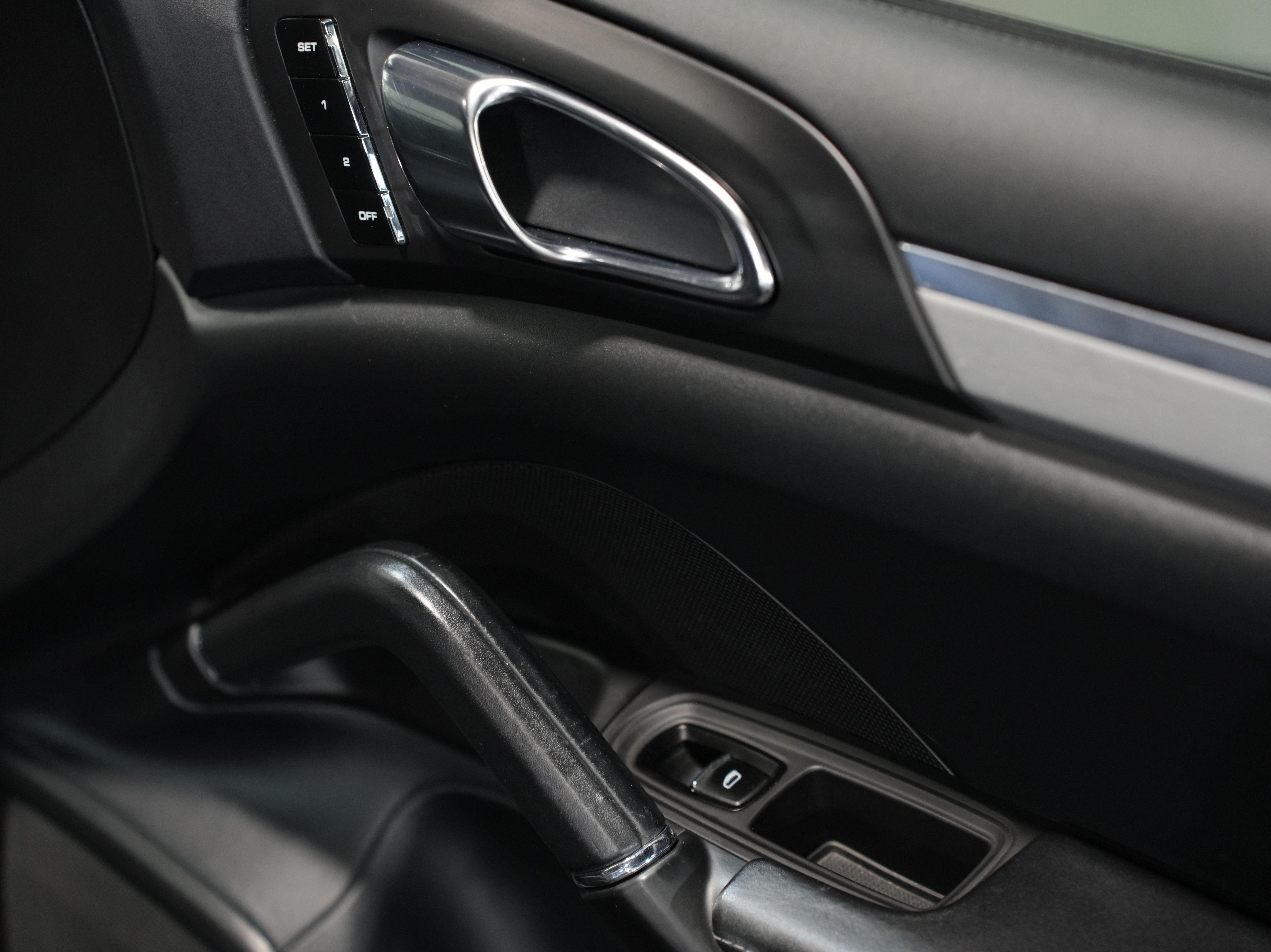 BLACK, 2011 PORSCHE CAYENNE Image 23