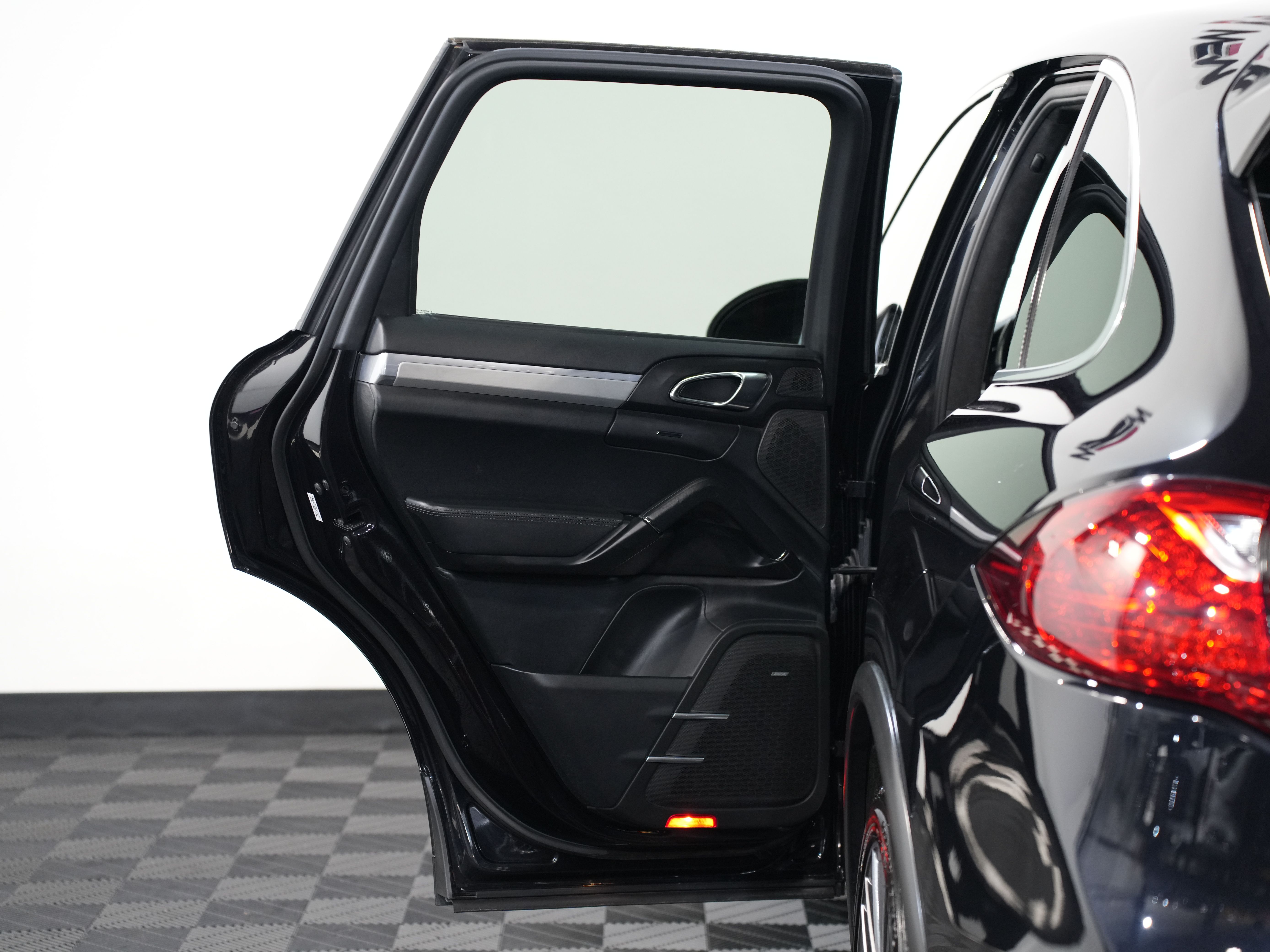 BLACK, 2011 PORSCHE CAYENNE Image 24
