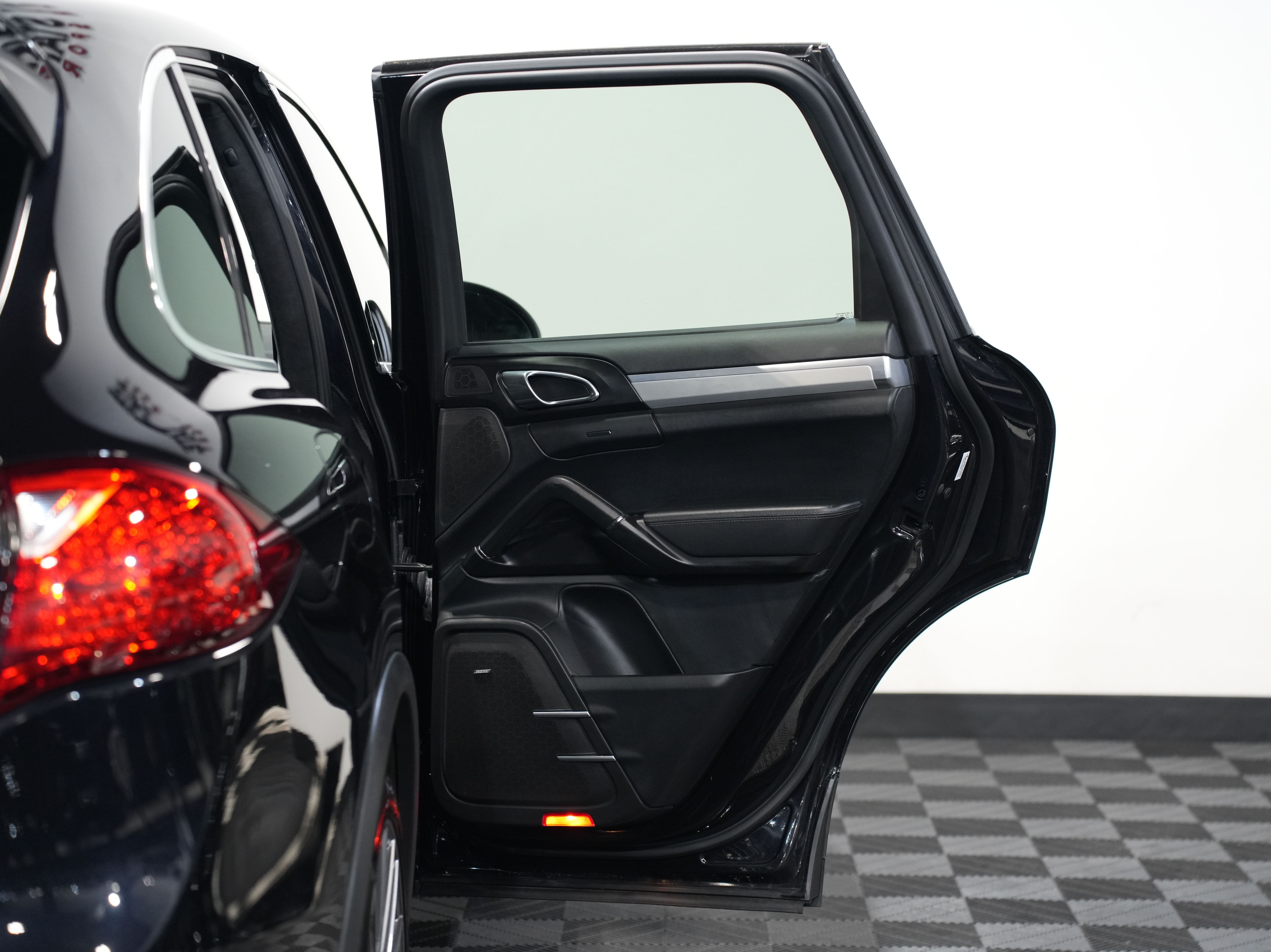 BLACK, 2011 PORSCHE CAYENNE Image 26