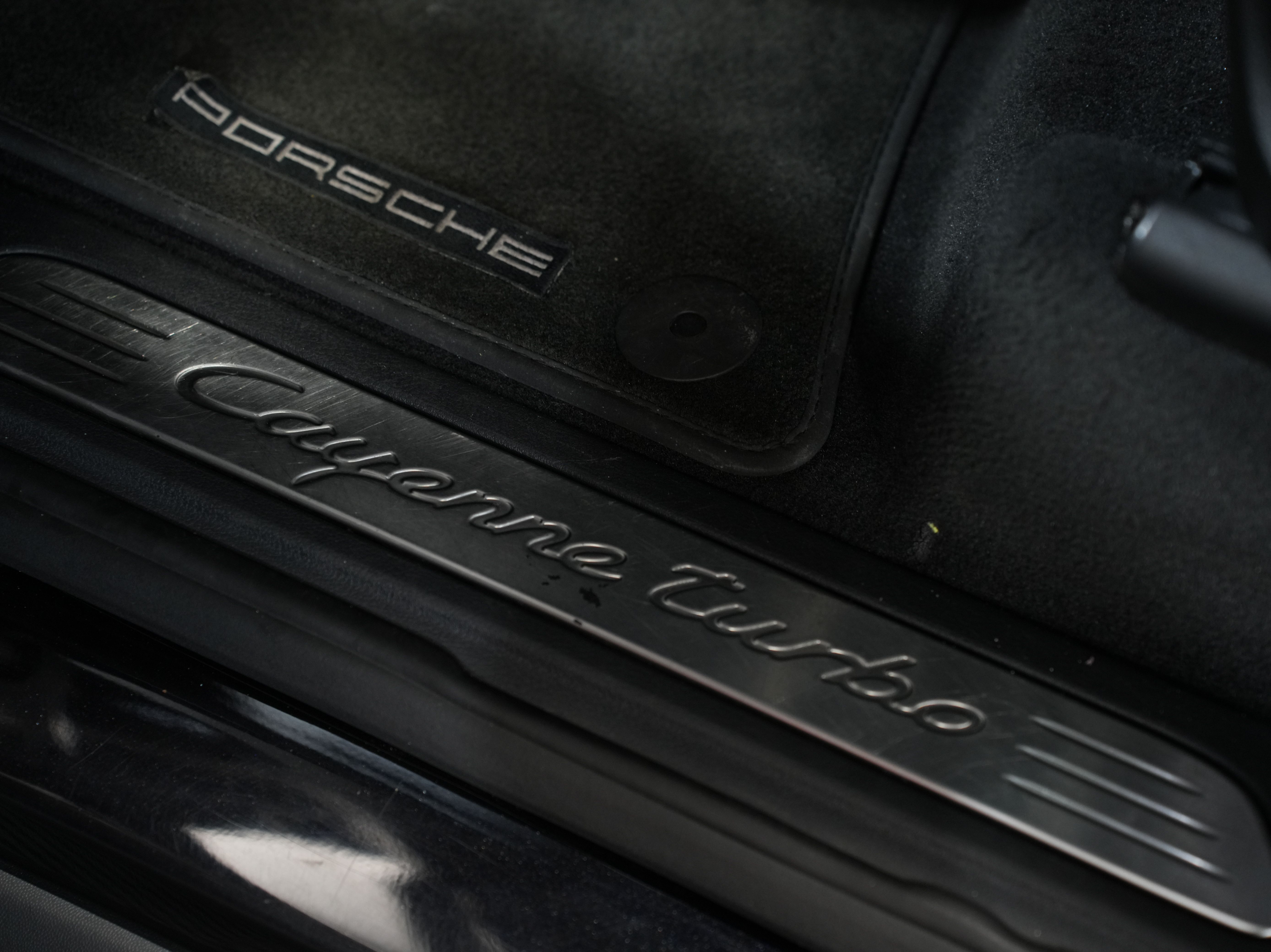 BLACK, 2011 PORSCHE CAYENNE Image 28