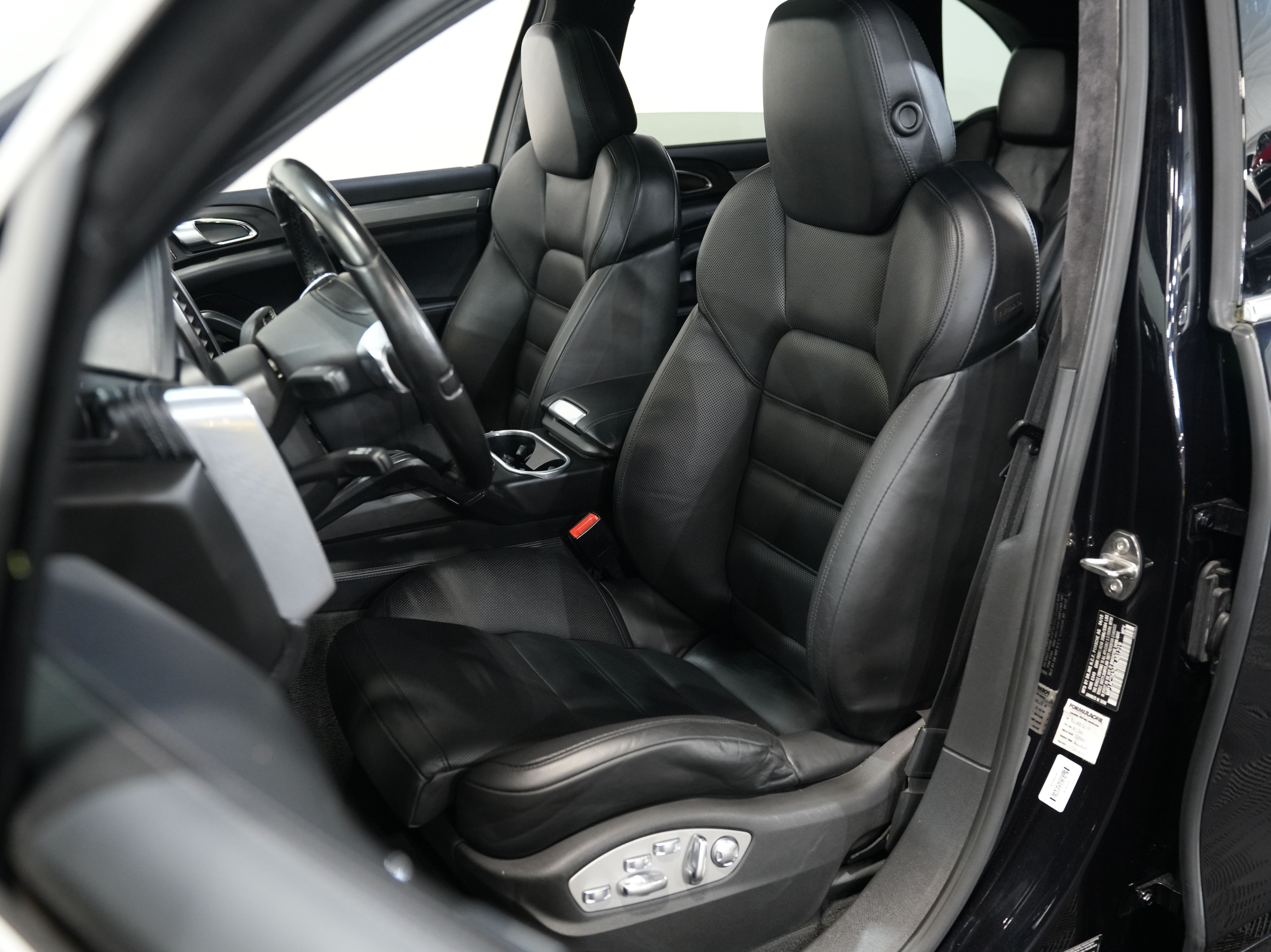 BLACK, 2011 PORSCHE CAYENNE Image 29