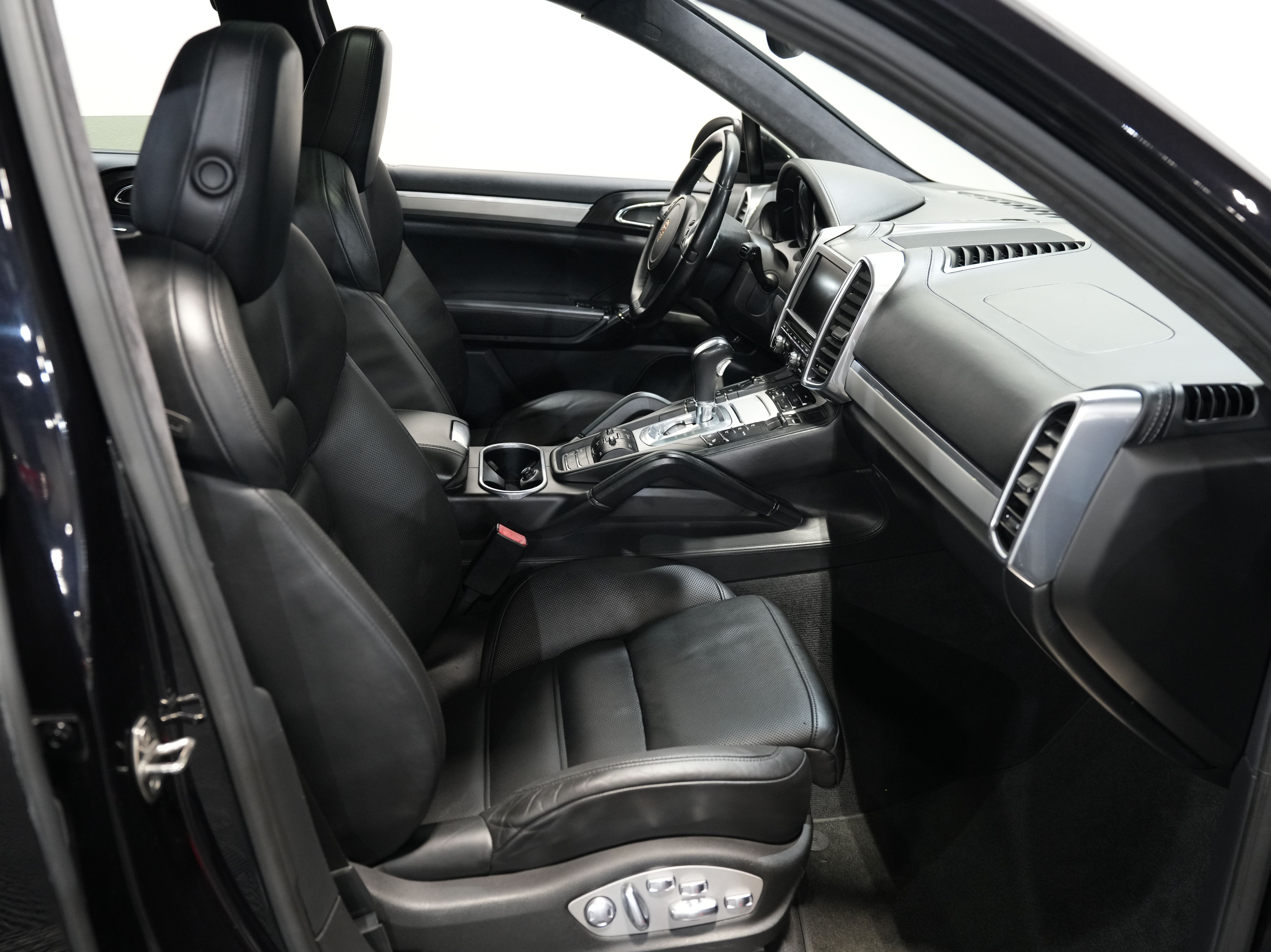 BLACK, 2011 PORSCHE CAYENNE Image 33