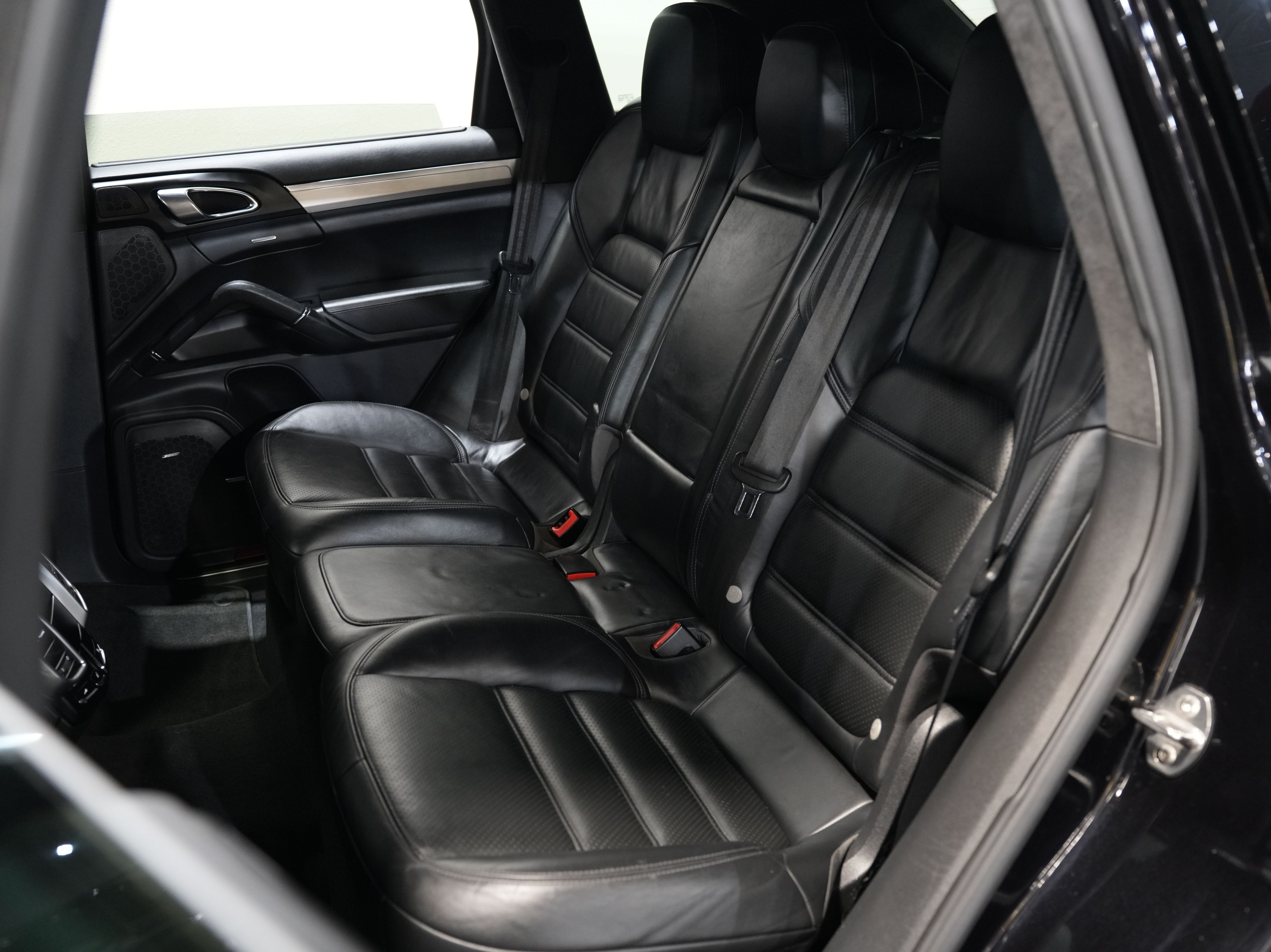 BLACK, 2011 PORSCHE CAYENNE Image 35