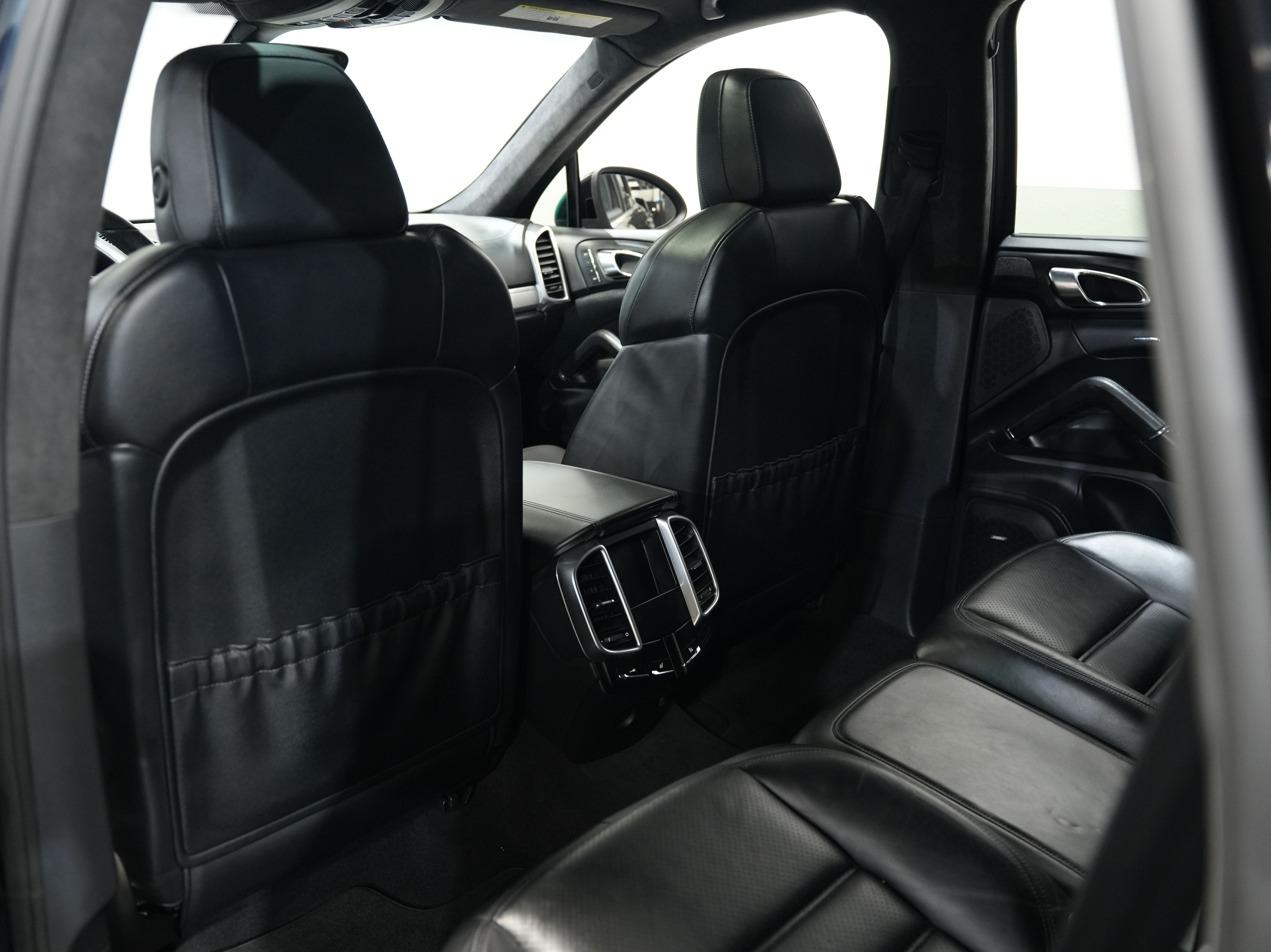 BLACK, 2011 PORSCHE CAYENNE Image 36