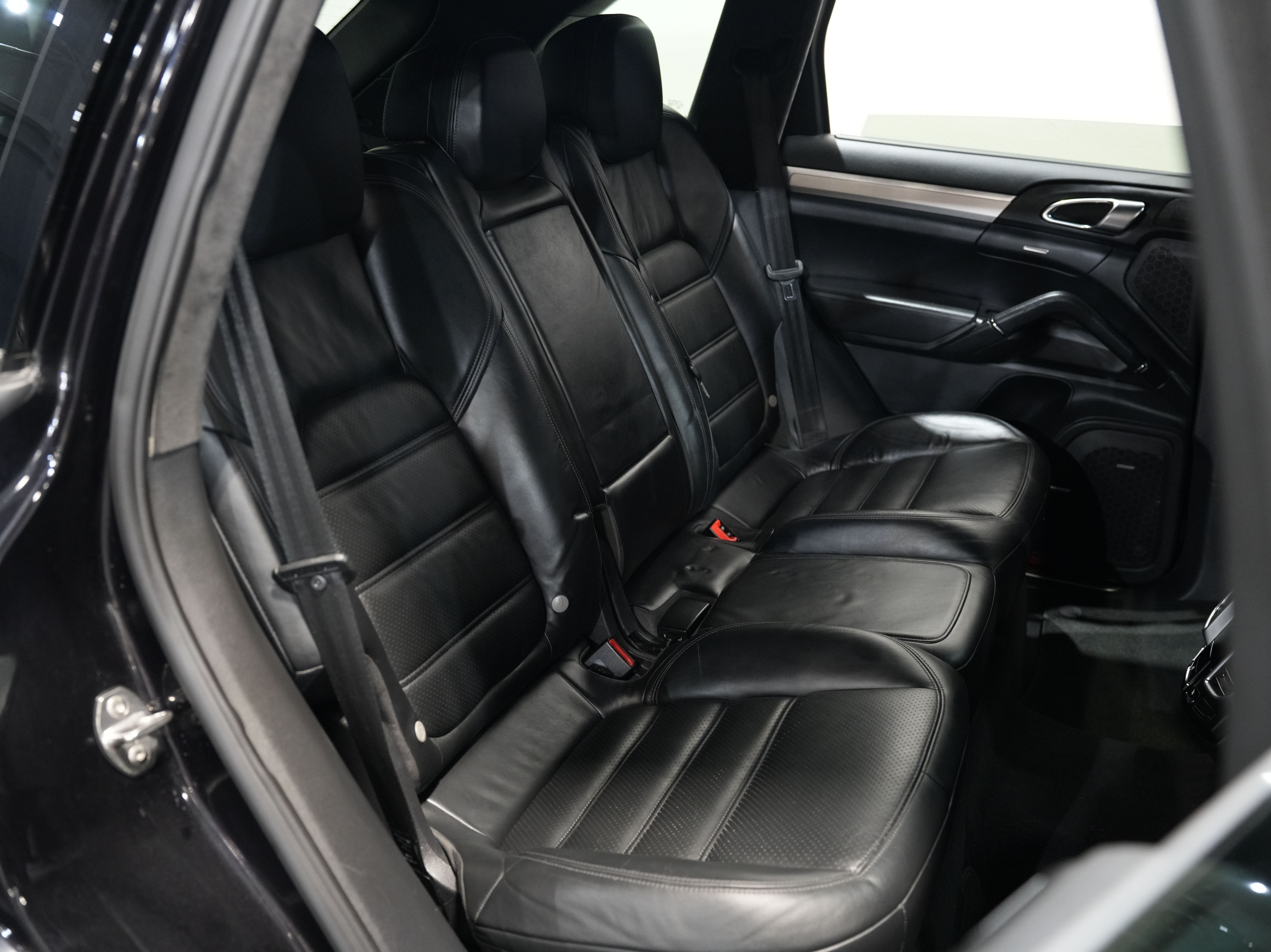 BLACK, 2011 PORSCHE CAYENNE Image 37