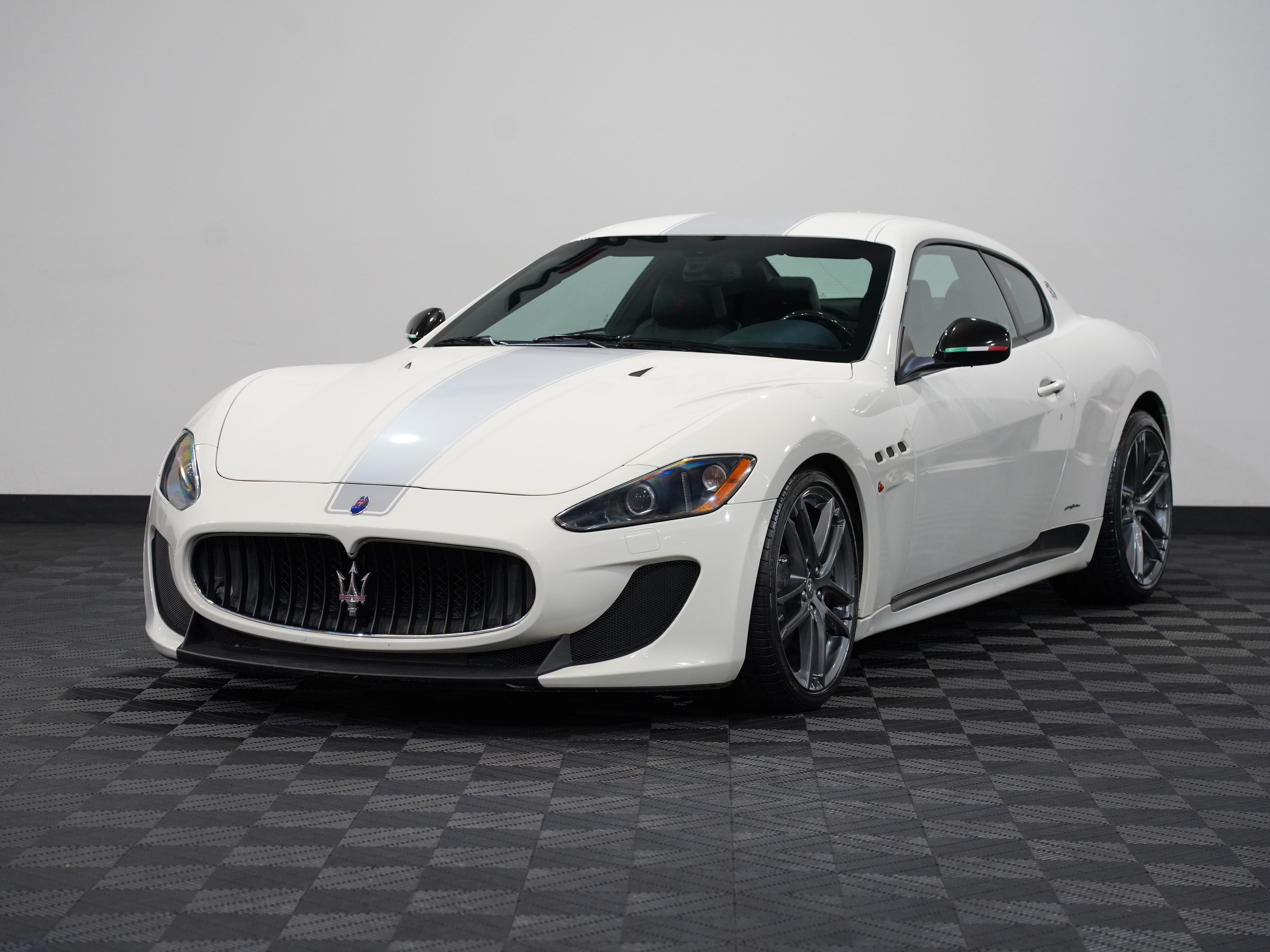 BIANCO ELDORADO, 2012 MASERATI GRANTURISMO Image 3