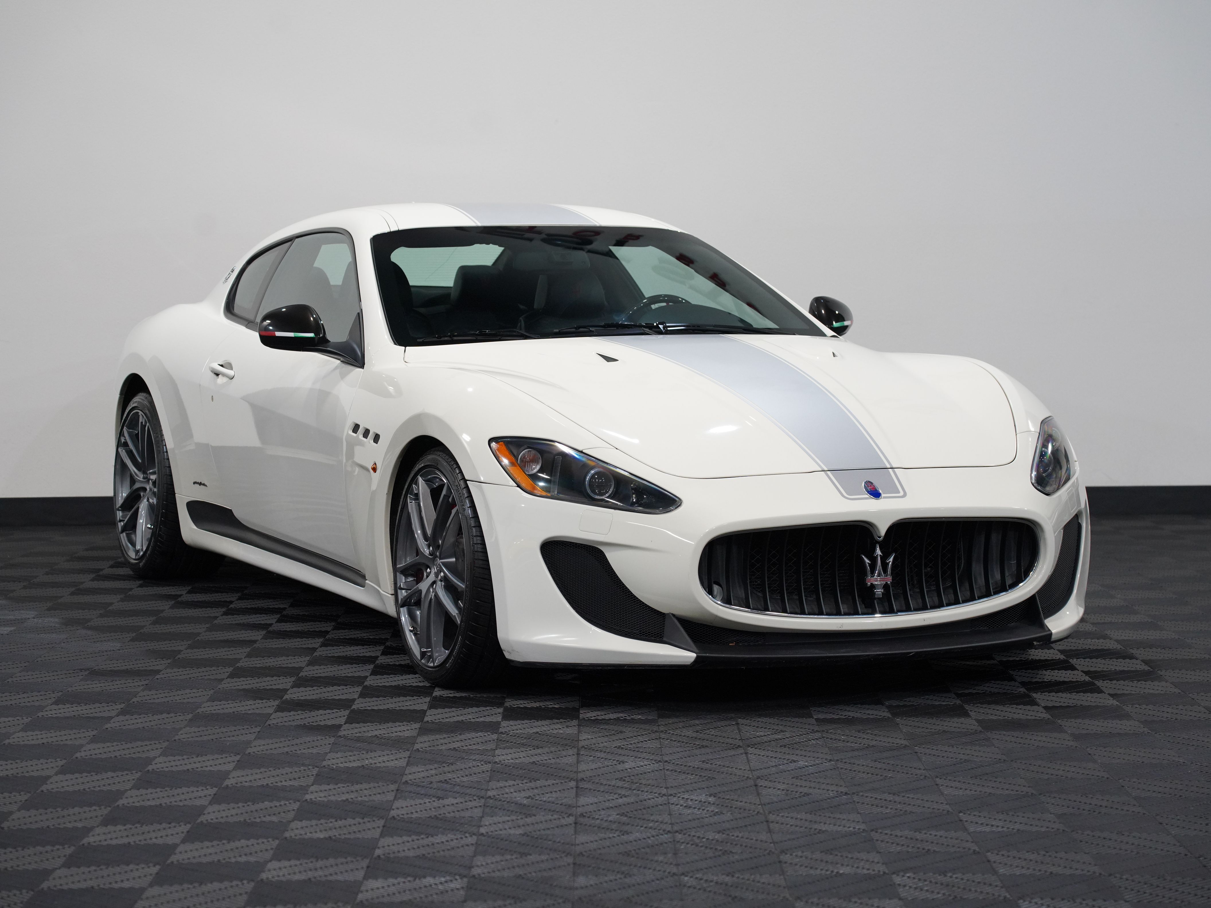 BIANCO ELDORADO, 2012 MASERATI GRANTURISMO Image 5
