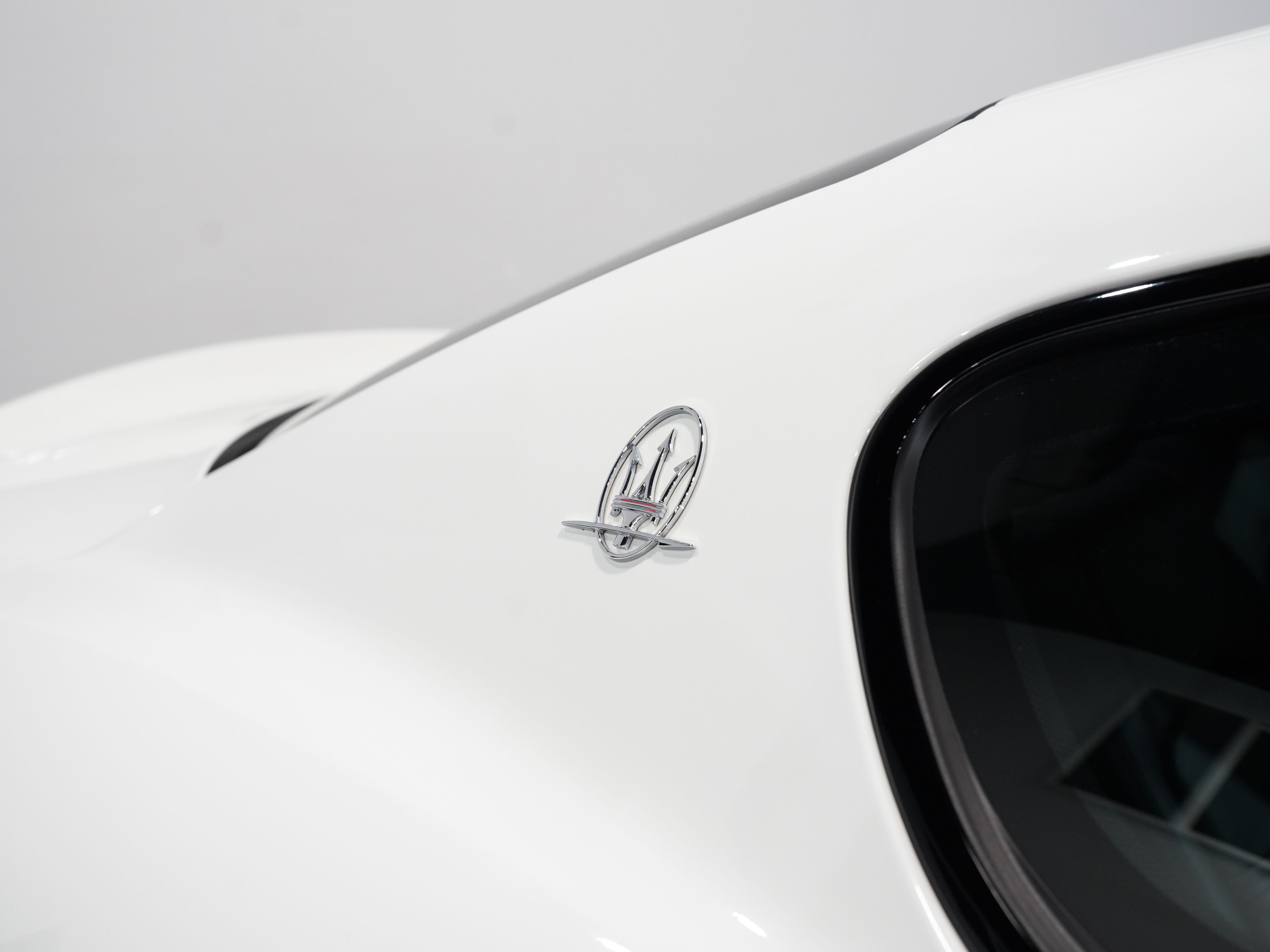 BIANCO ELDORADO, 2012 MASERATI GRANTURISMO Image 15