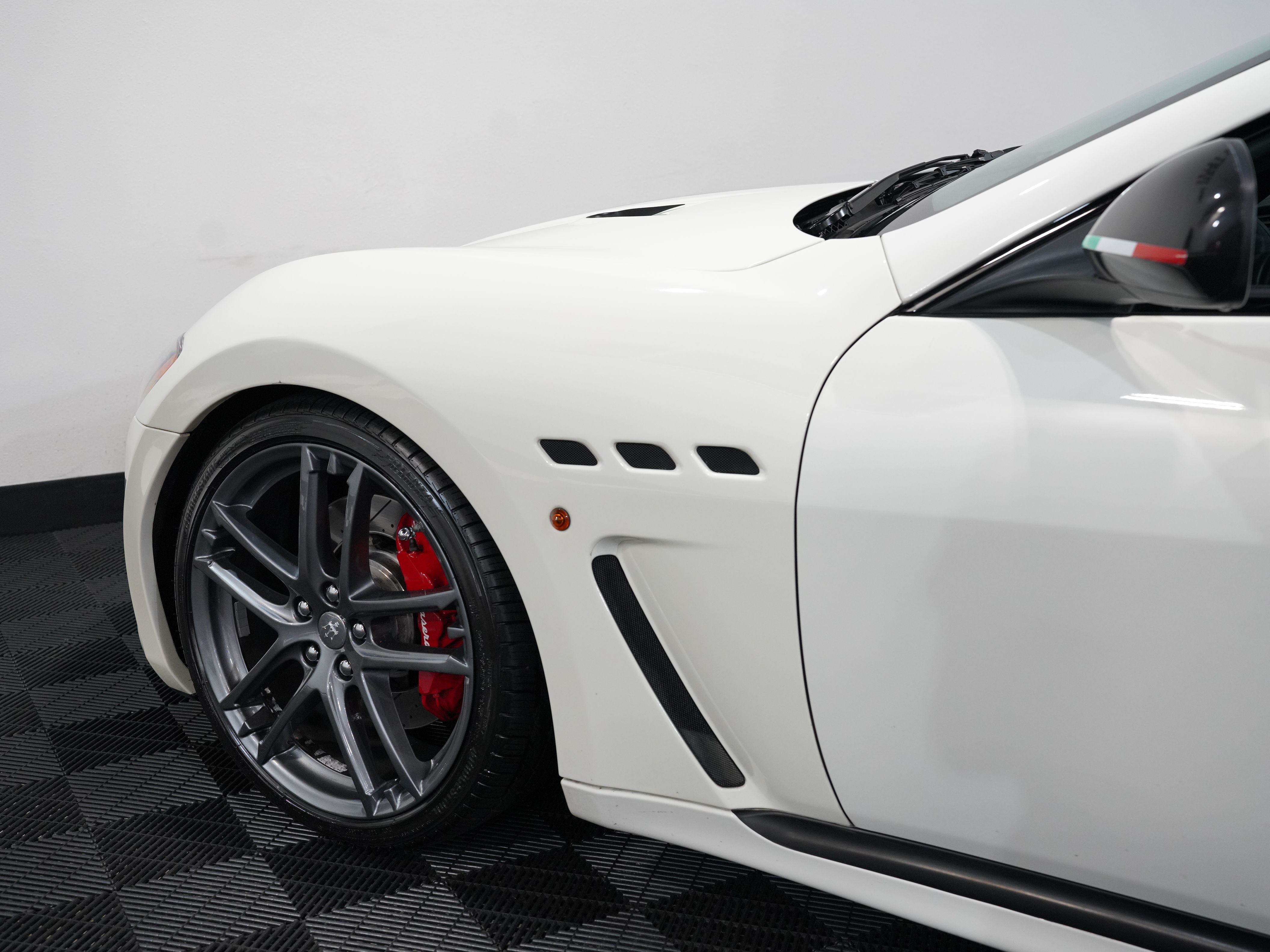 BIANCO ELDORADO, 2012 MASERATI GRANTURISMO Image 21