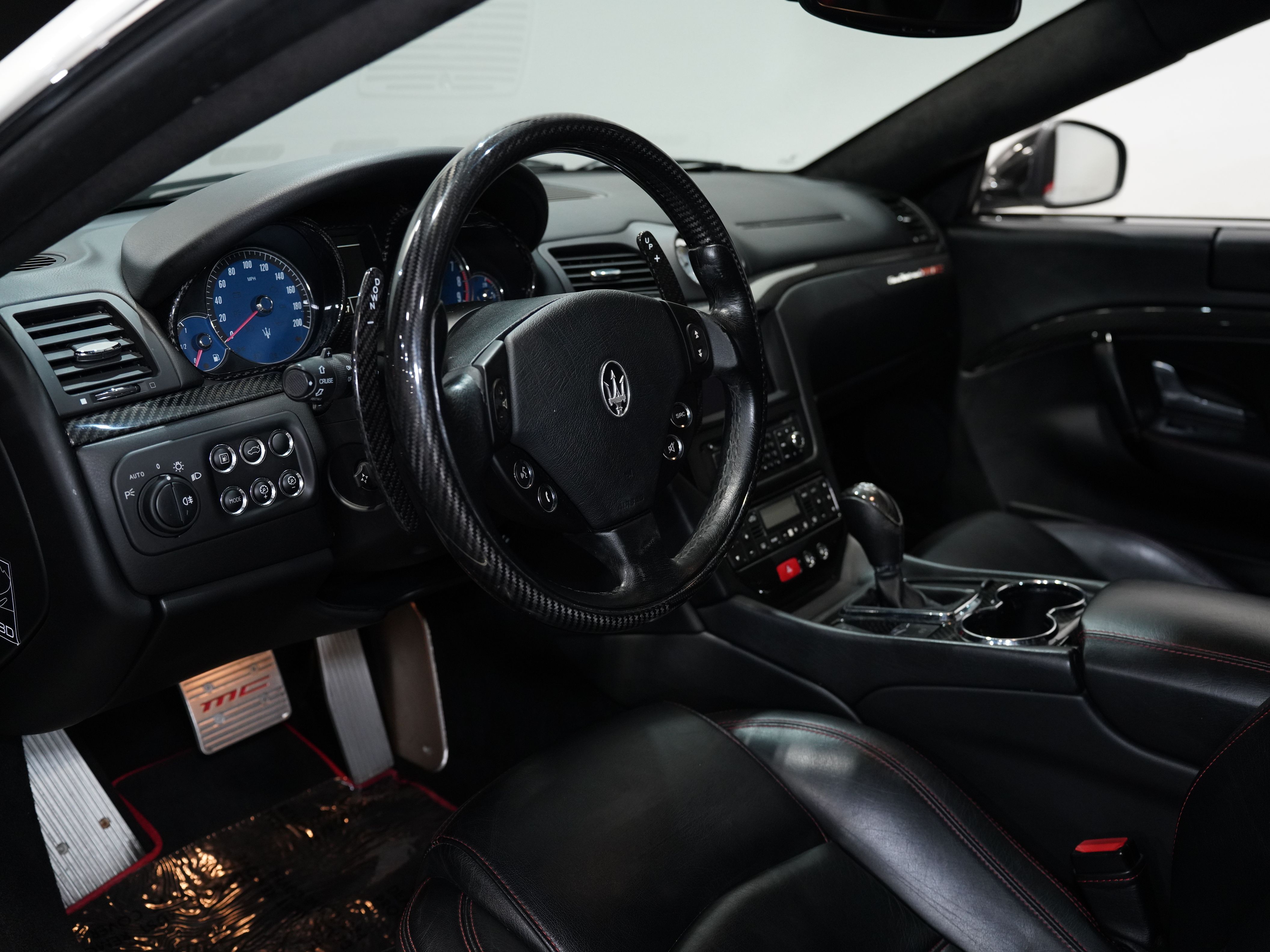 BIANCO ELDORADO, 2012 MASERATI GRANTURISMO Image 30