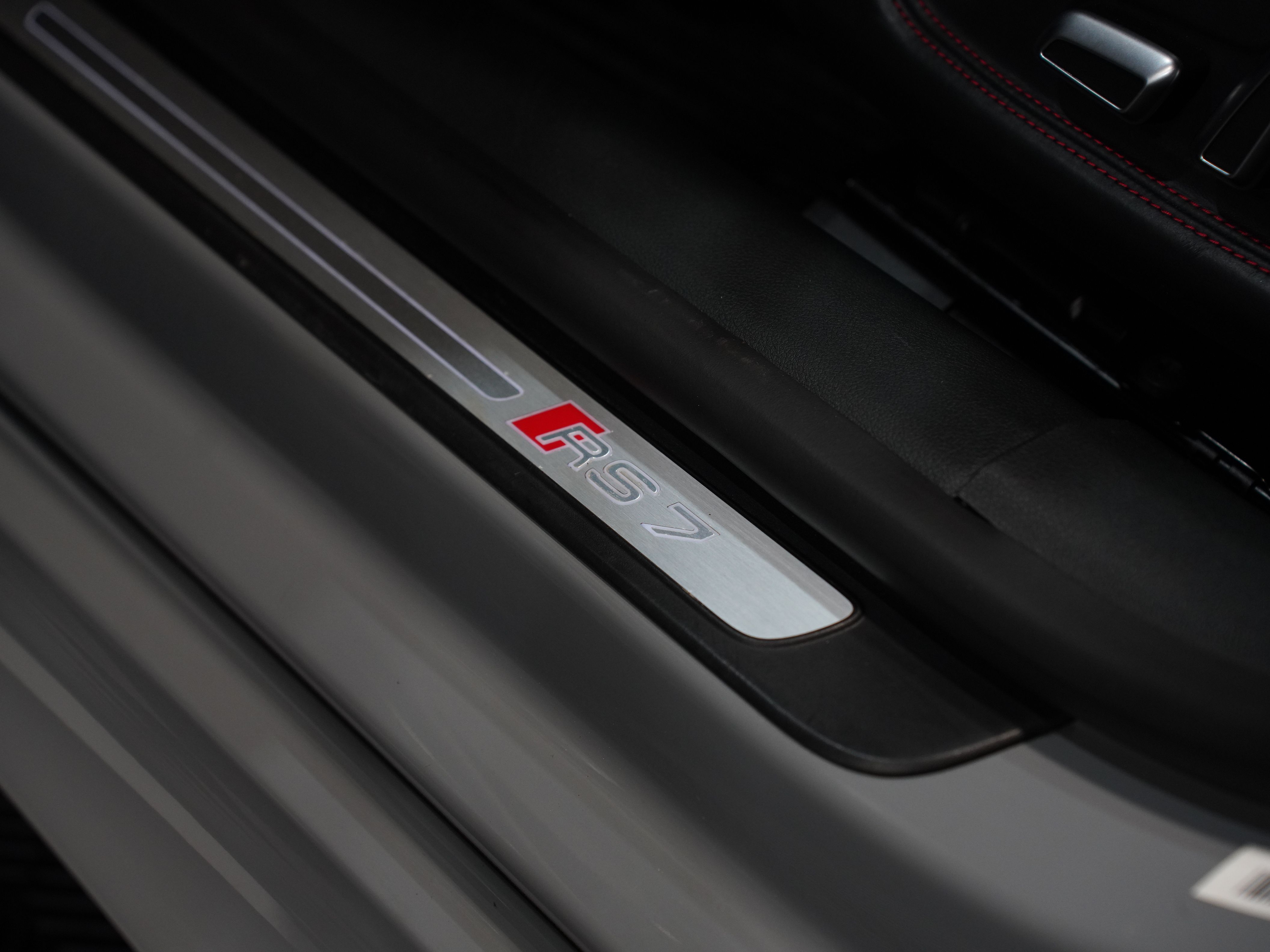 GRAY, 2017 AUDI RS 7 Image 27